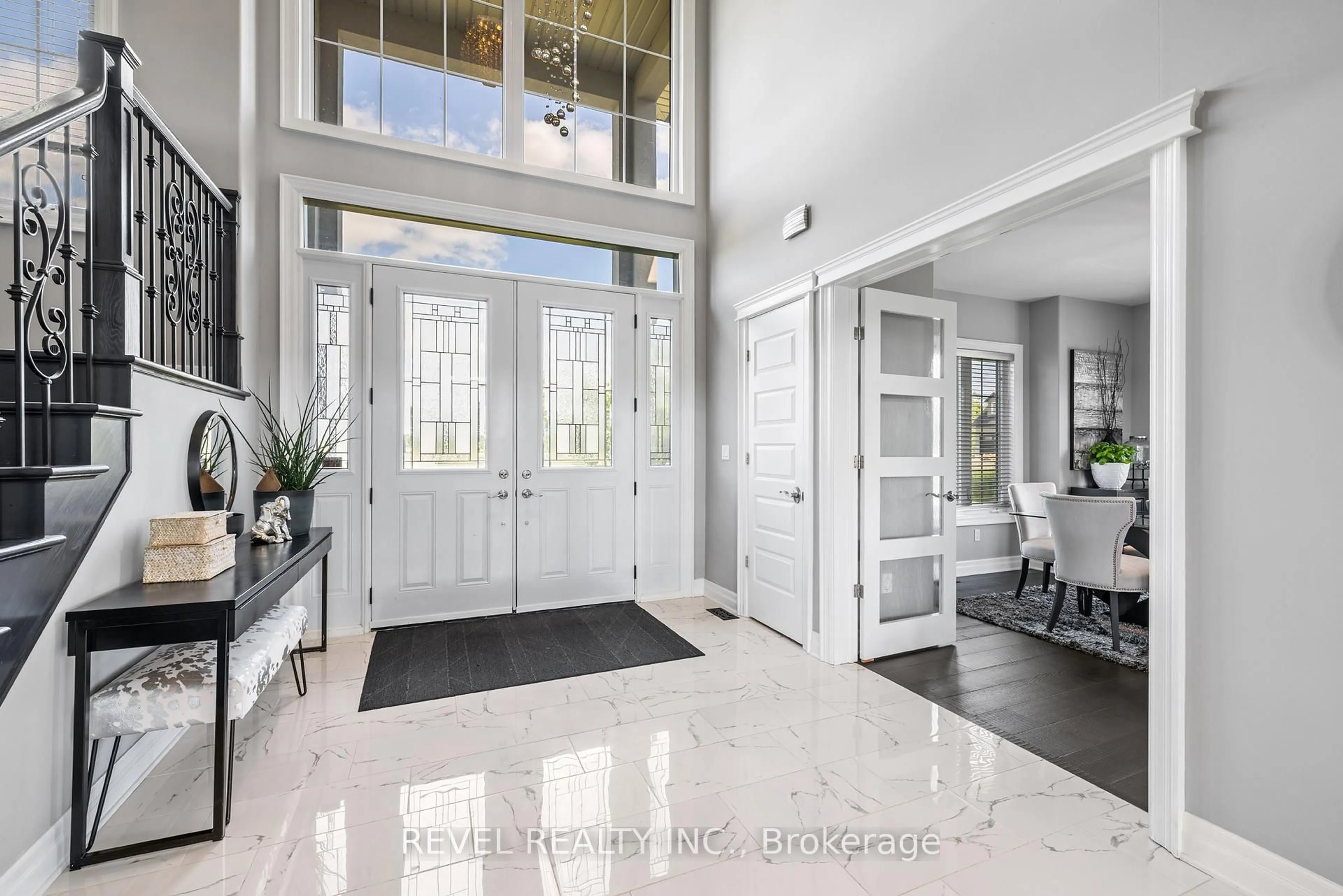 Indoor entryway for 1479 Merrittville Highway, Thorold Ontario L3B 5N5