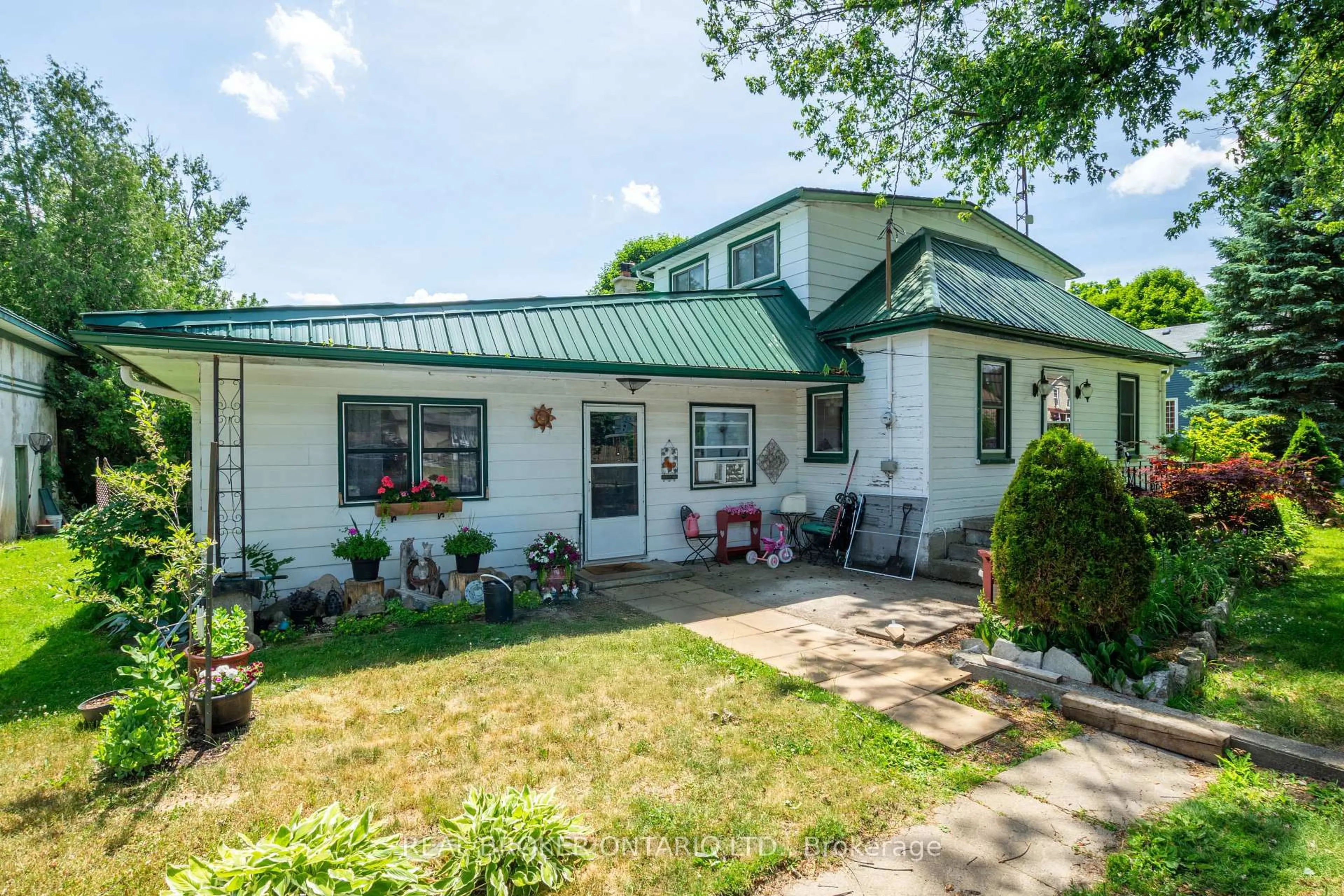 Home with vinyl exterior material, unknown for 1247 Old 8 Highway, Hamilton Ontario L0R 1Z0