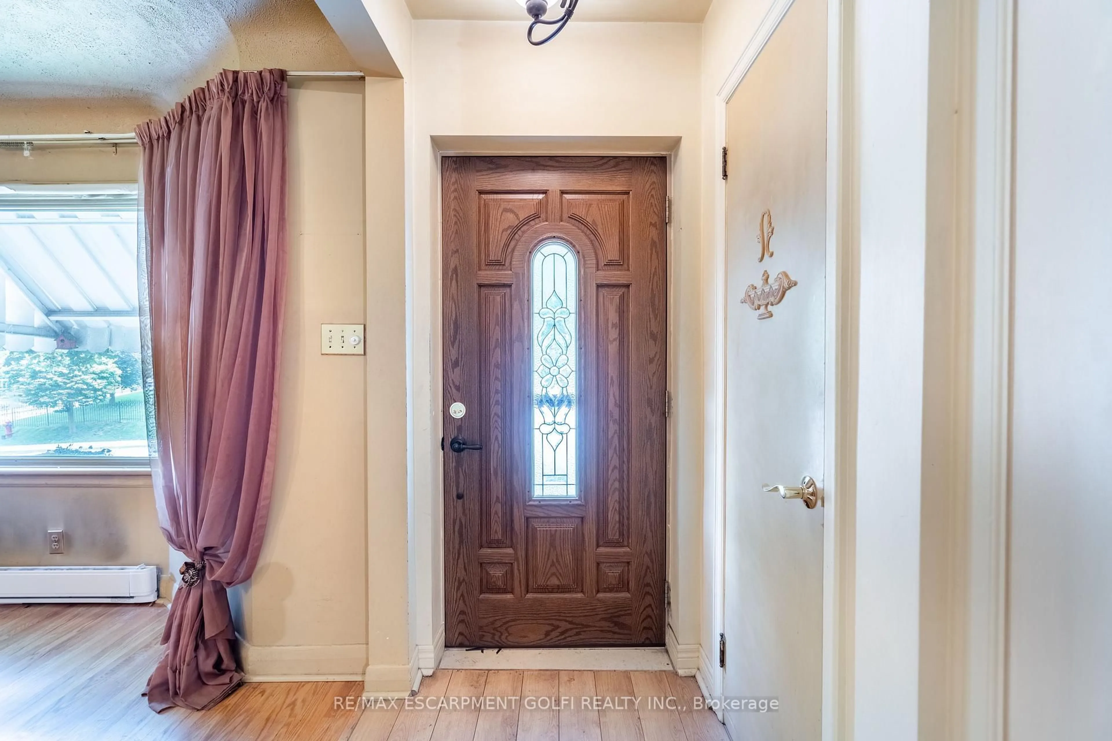 Indoor entryway for 26 MARTIN Rd, Hamilton Ontario L8K 3N1