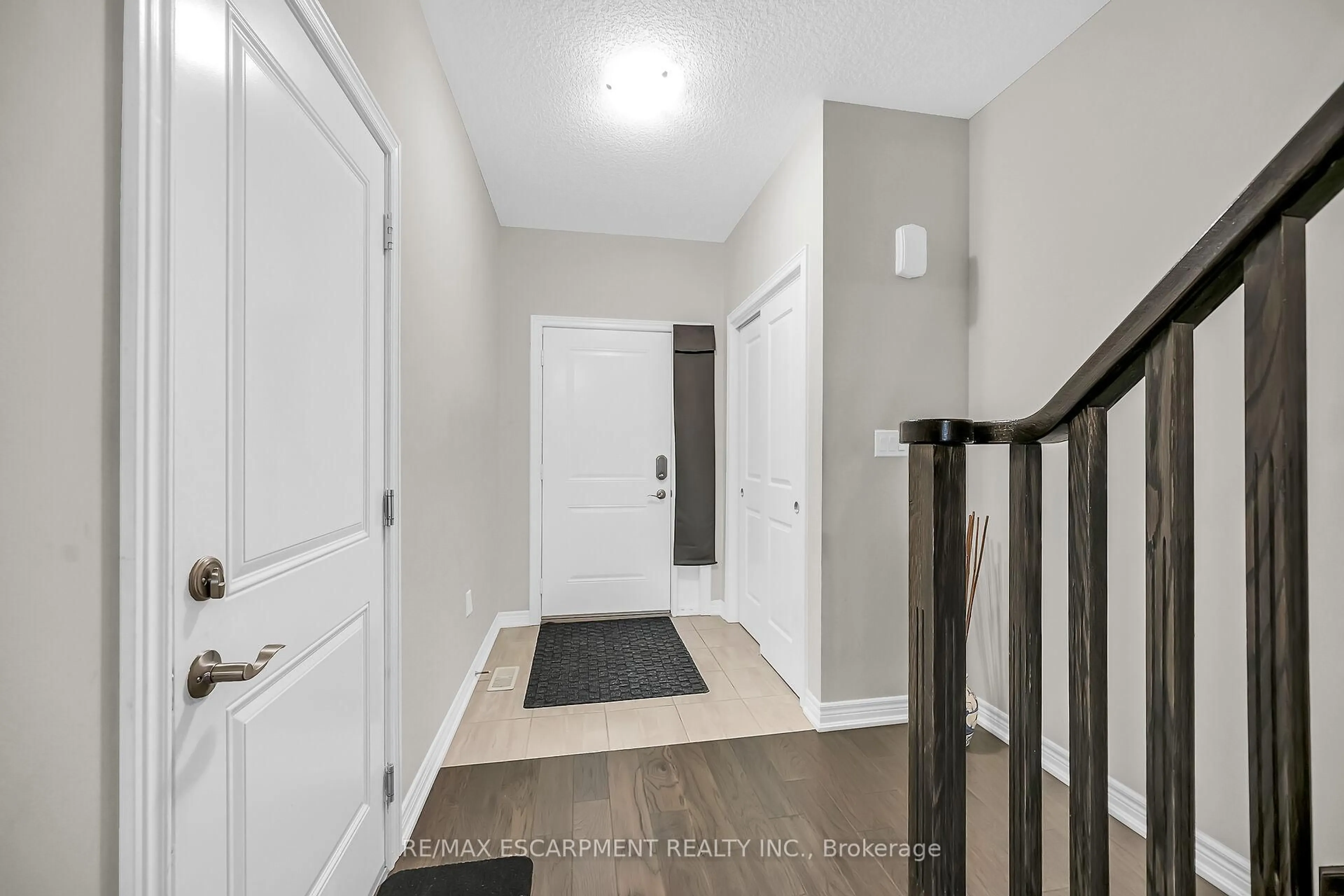 Indoor entryway for 55 ROCKLEDGE Dr, Hamilton Ontario L0R 1P0