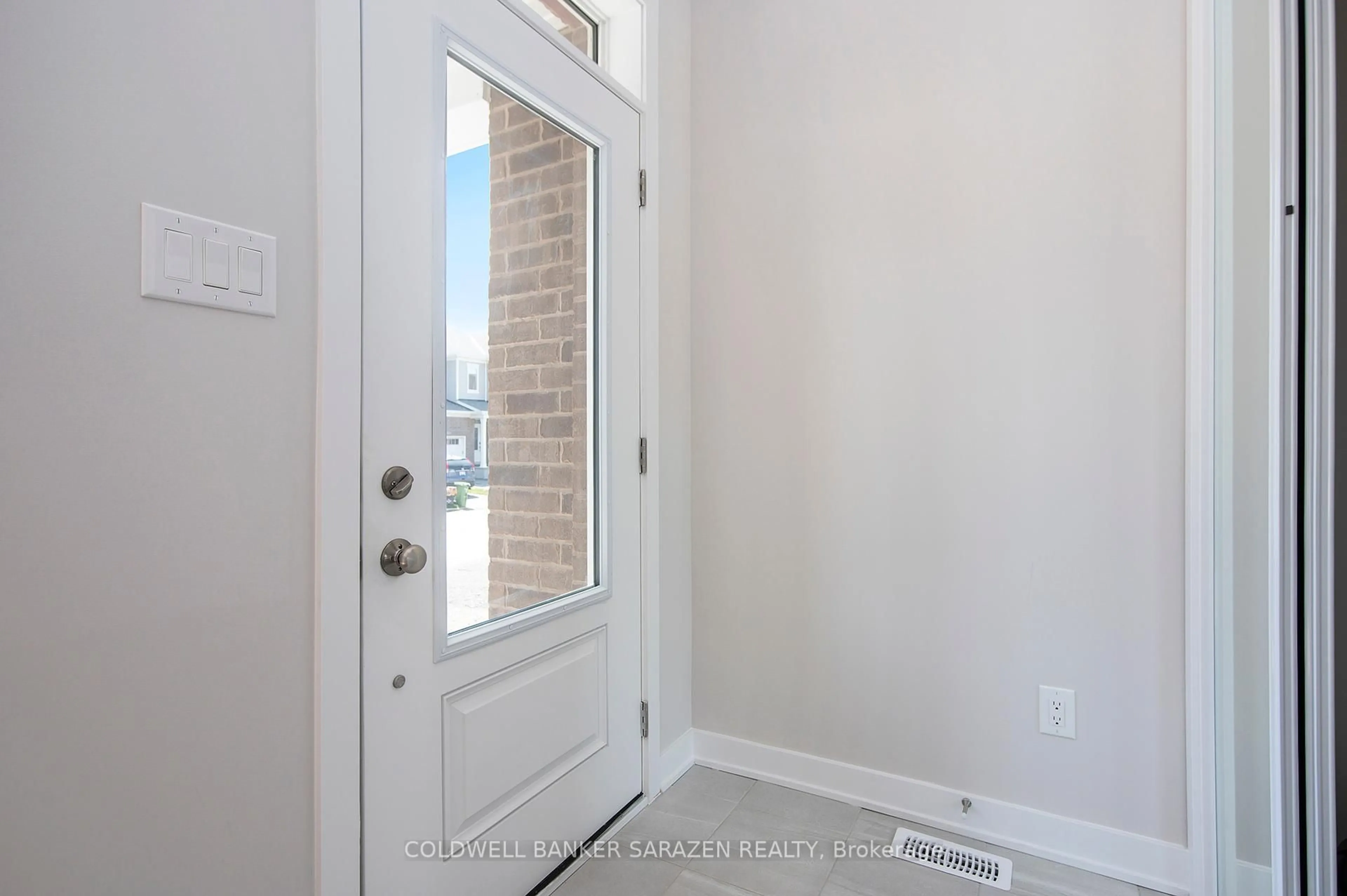 Indoor entryway for 1813 Haiku St, Ottawa Ontario K2J 6H3