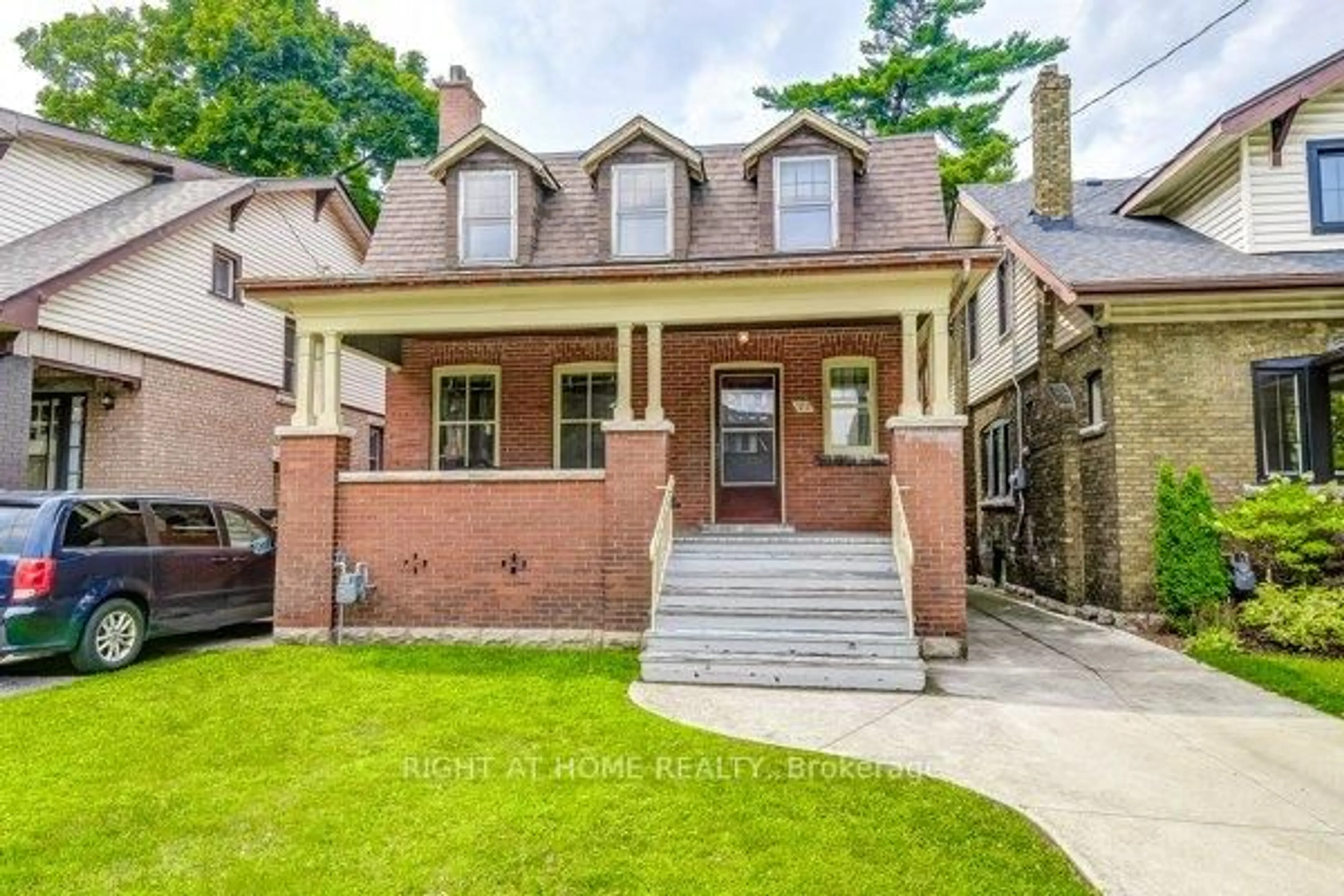 Home with brick exterior material, street for 182 Balmoral Ave, Hamilton Ontario L8M 3K3