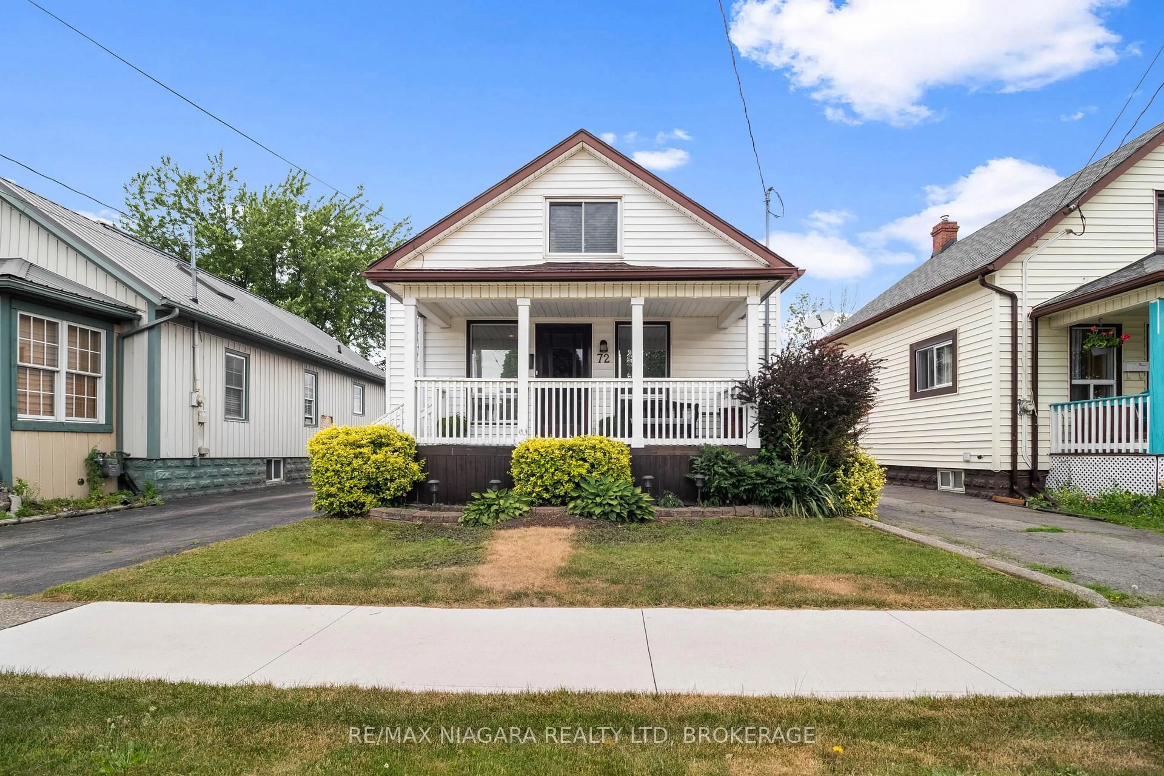 Home with vinyl exterior material, street for 72 COZY St, Welland Ontario L3B 4H1