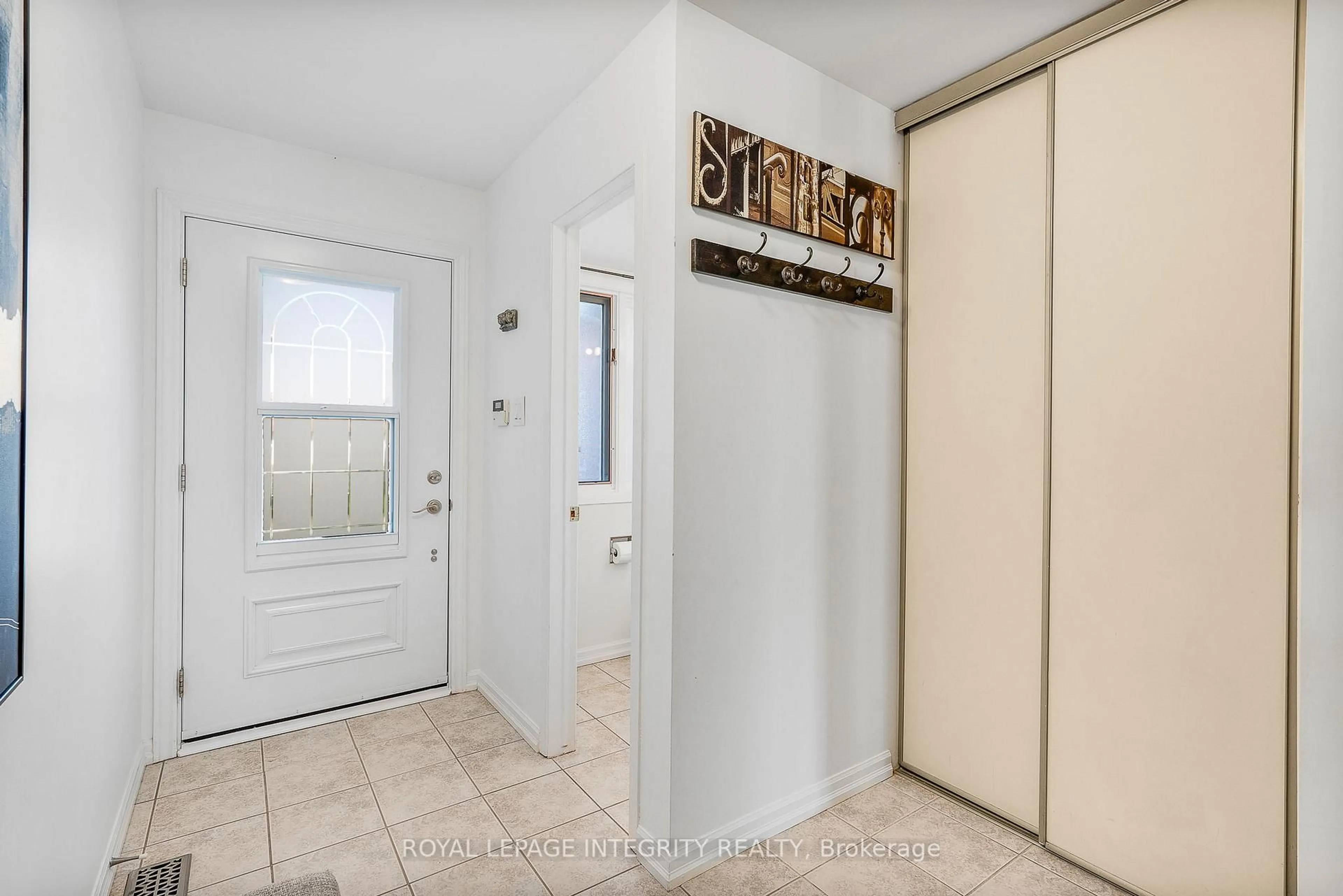 Indoor entryway for 104 Claiborne Way #37, Orleans Ontario K1E 3V9