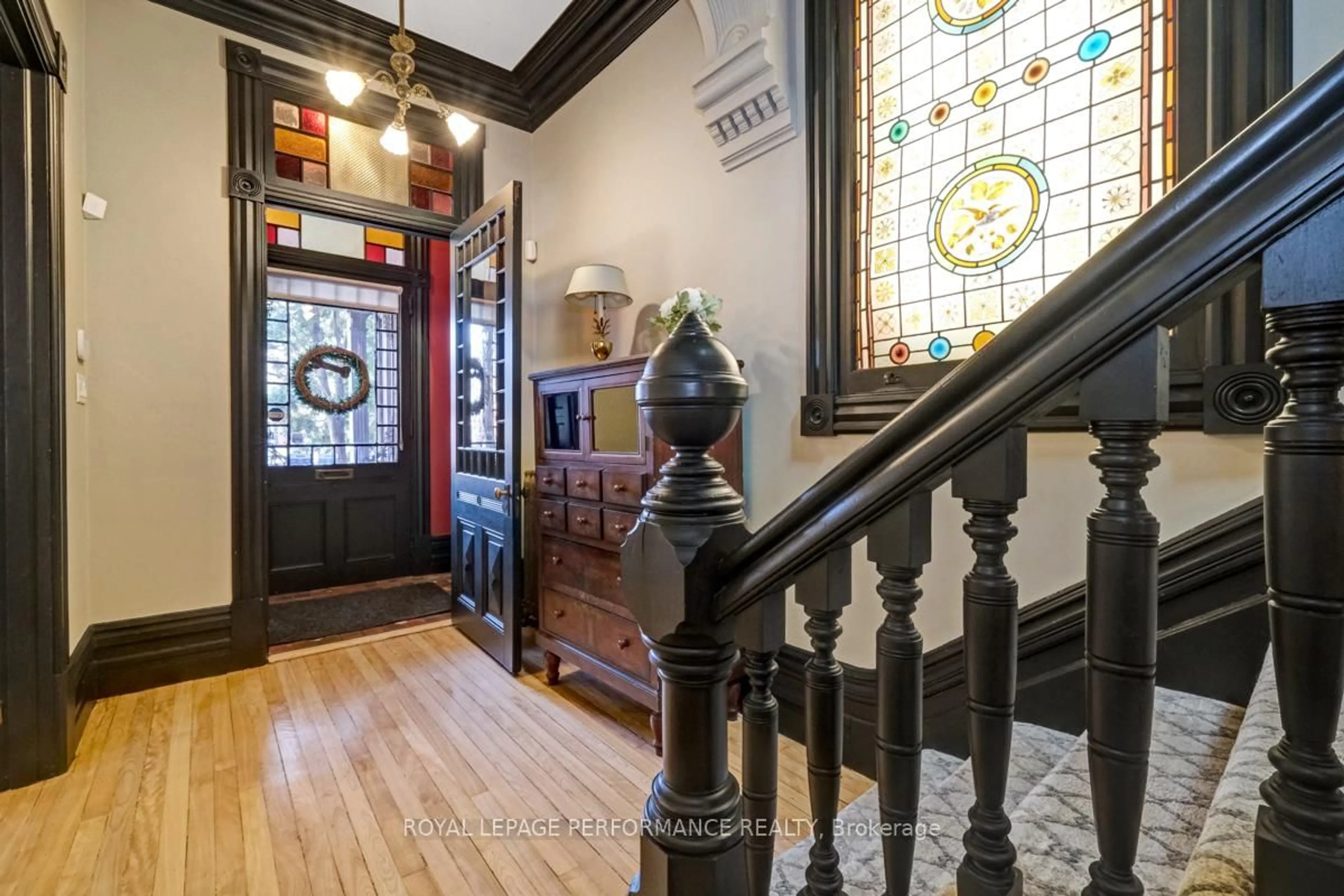 Indoor foyer for 29 Somerset St, Ottawa Ontario K2P 0H3