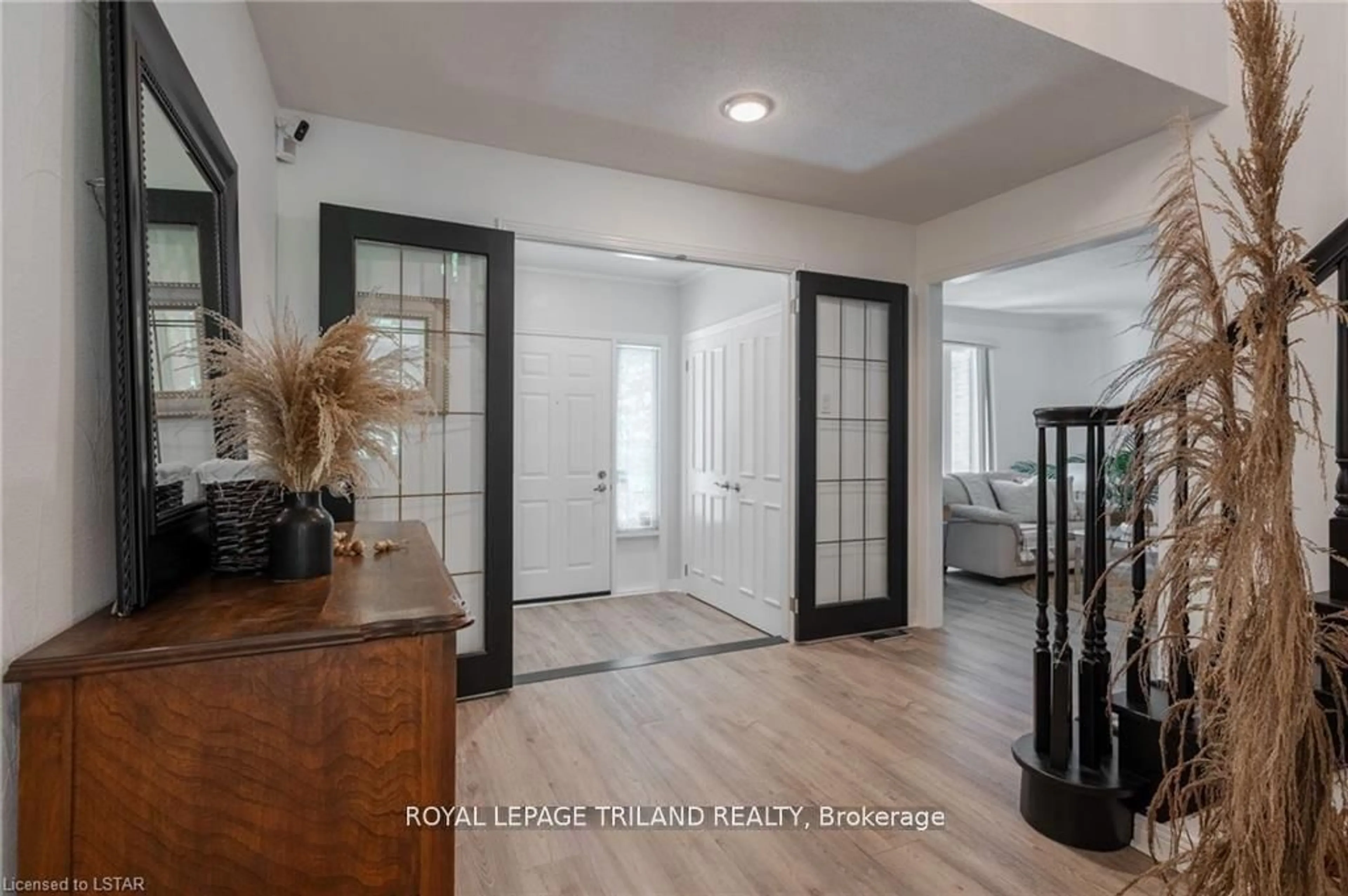 Indoor entryway for 1047 GRIFFITH St, London South Ontario N6K 3Y5