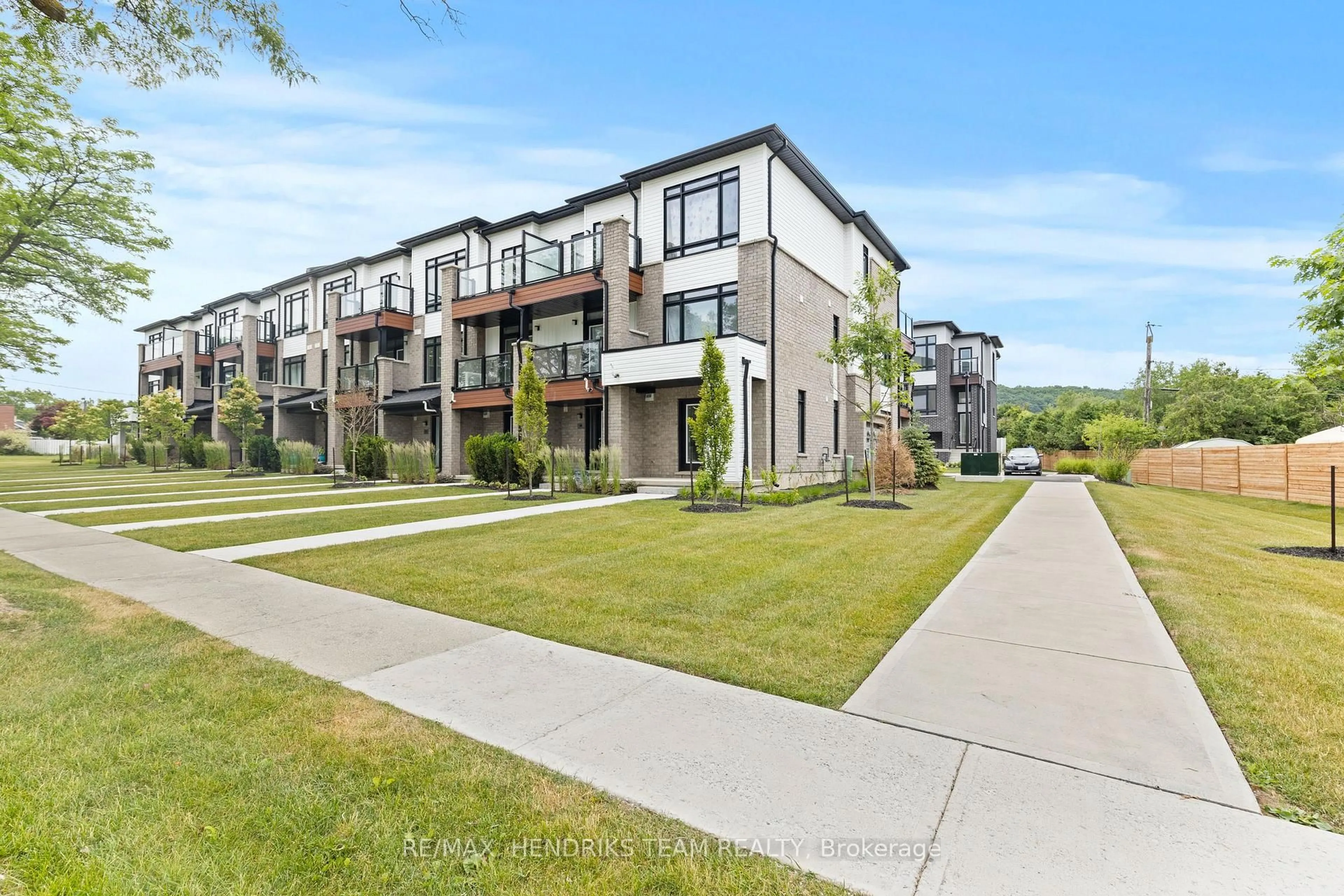 A pic from outside/outdoor area/front of a property/back of a property/a pic from drone, street for 48 Sidney Rose Common, St. Catharines Ontario L2T 0B3