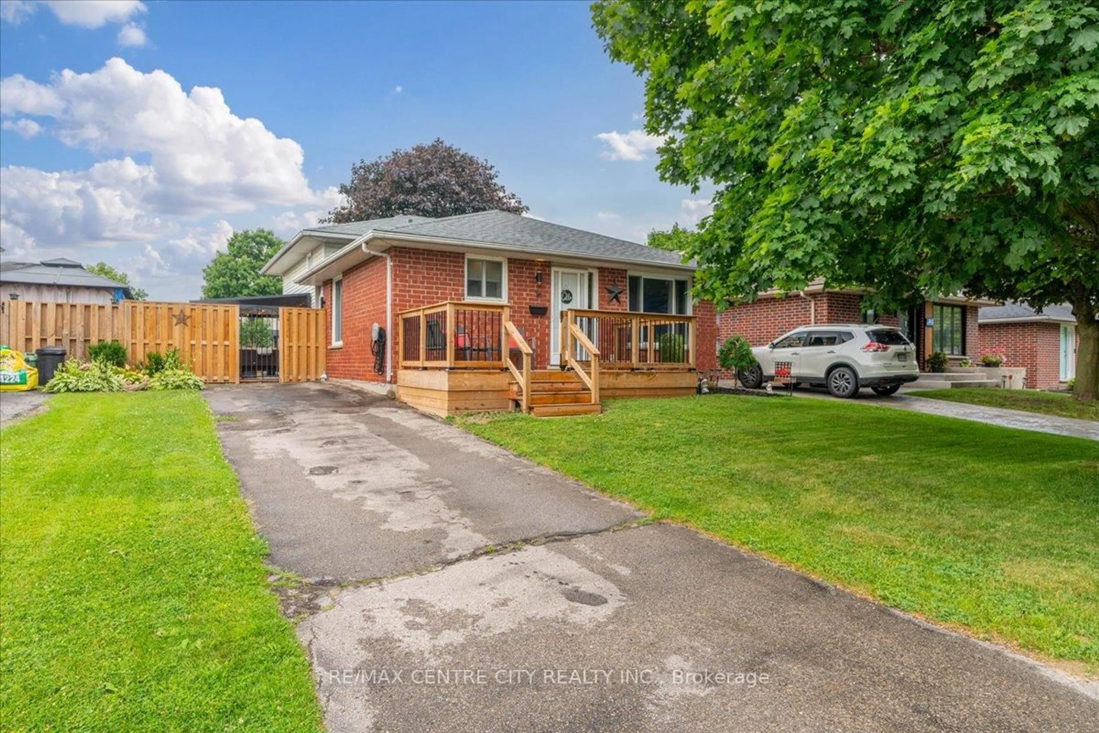A pic from outside/outdoor area/front of a property/back of a property/a pic from drone, street for 36 Portsmouth Rd, London East Ontario N5V 4E2