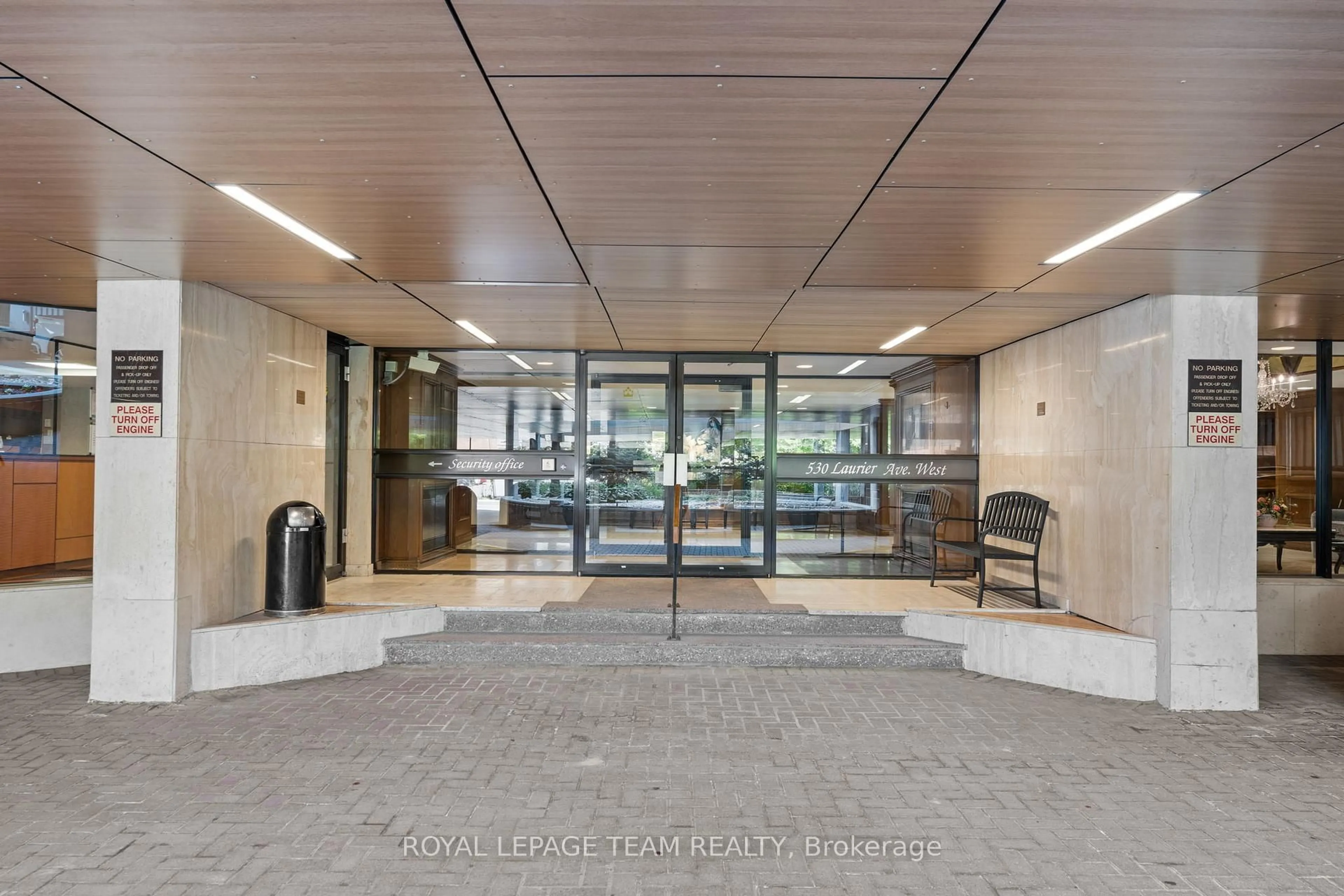 Indoor foyer for 530 Laurier Ave #604, Ottawa Ontario K1R 7T1