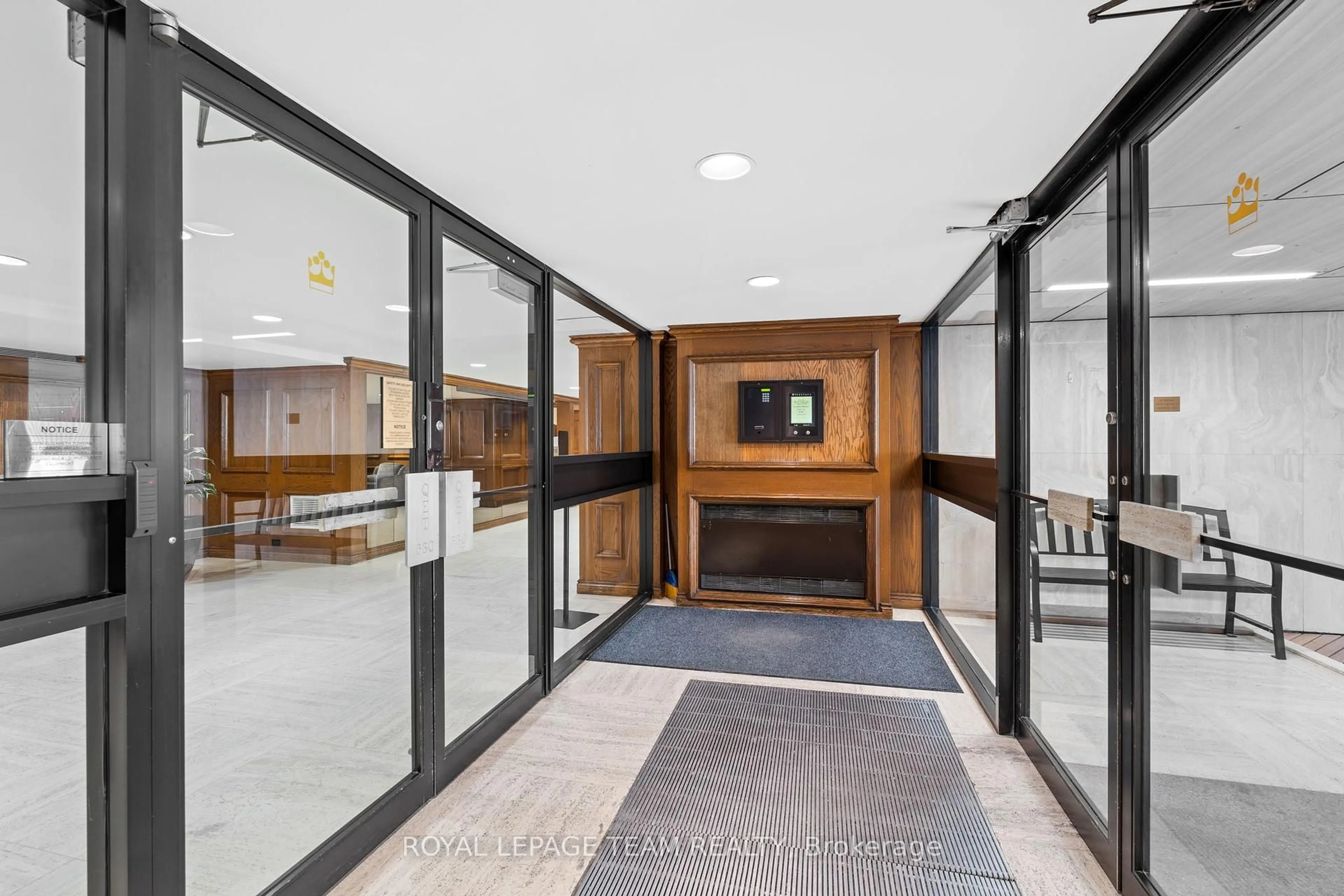 Indoor foyer for 530 Laurier Ave #604, Ottawa Ontario K1R 7T1