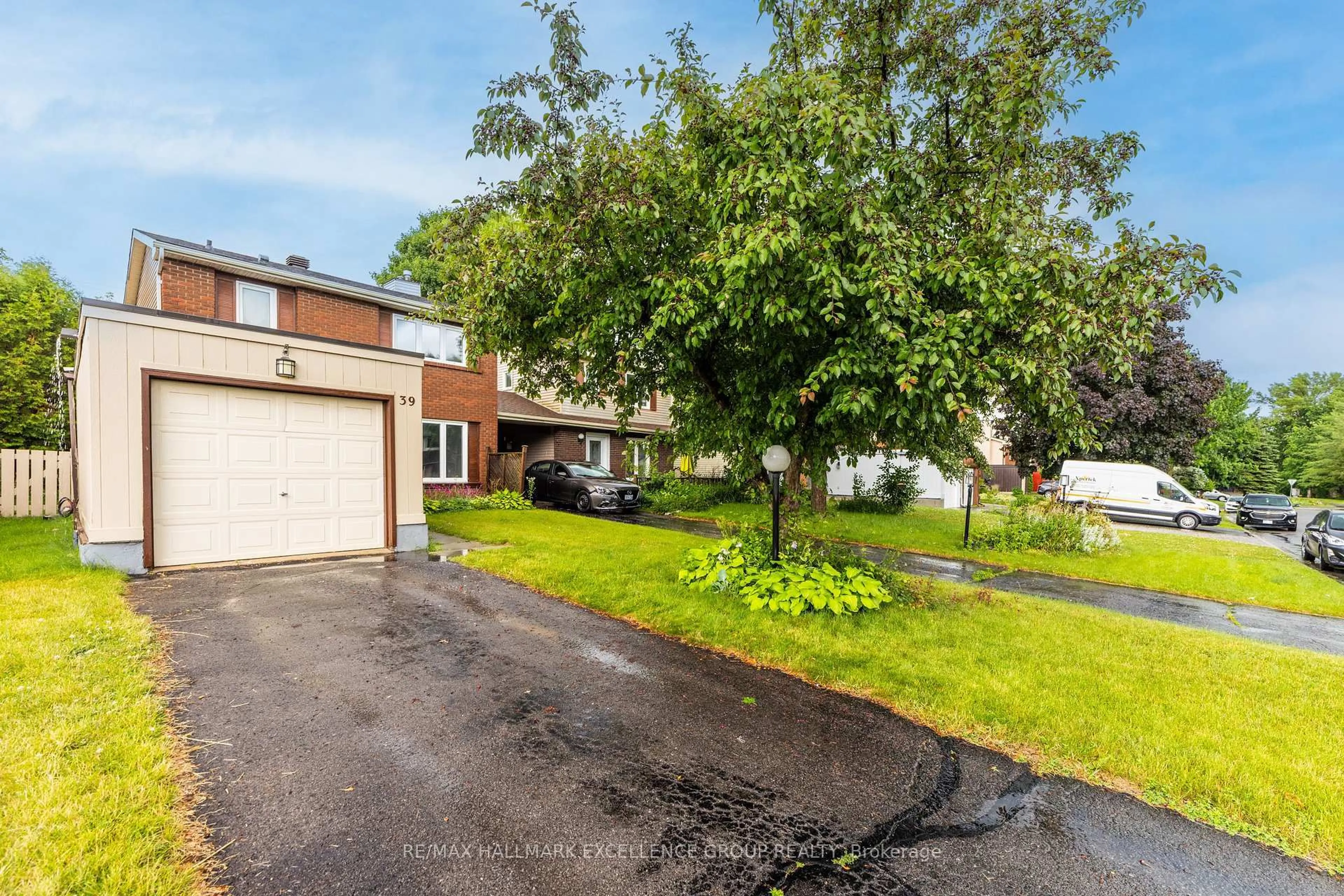 A pic from outside/outdoor area/front of a property/back of a property/a pic from drone, street for 39 Bartley Cres, Ottawa Ontario K2J 1R9