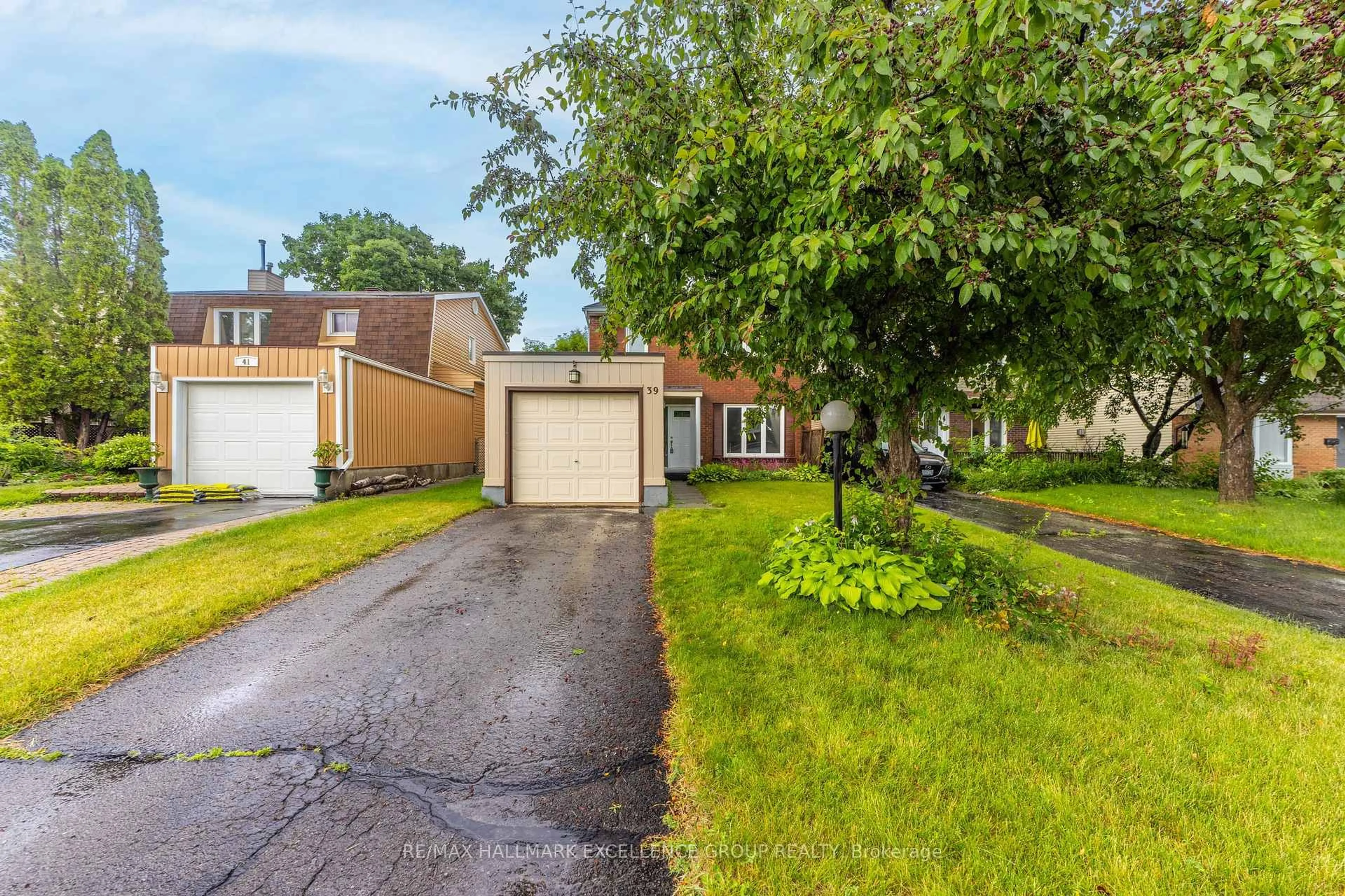 A pic from outside/outdoor area/front of a property/back of a property/a pic from drone, street for 39 Bartley Cres, Ottawa Ontario K2J 1R9
