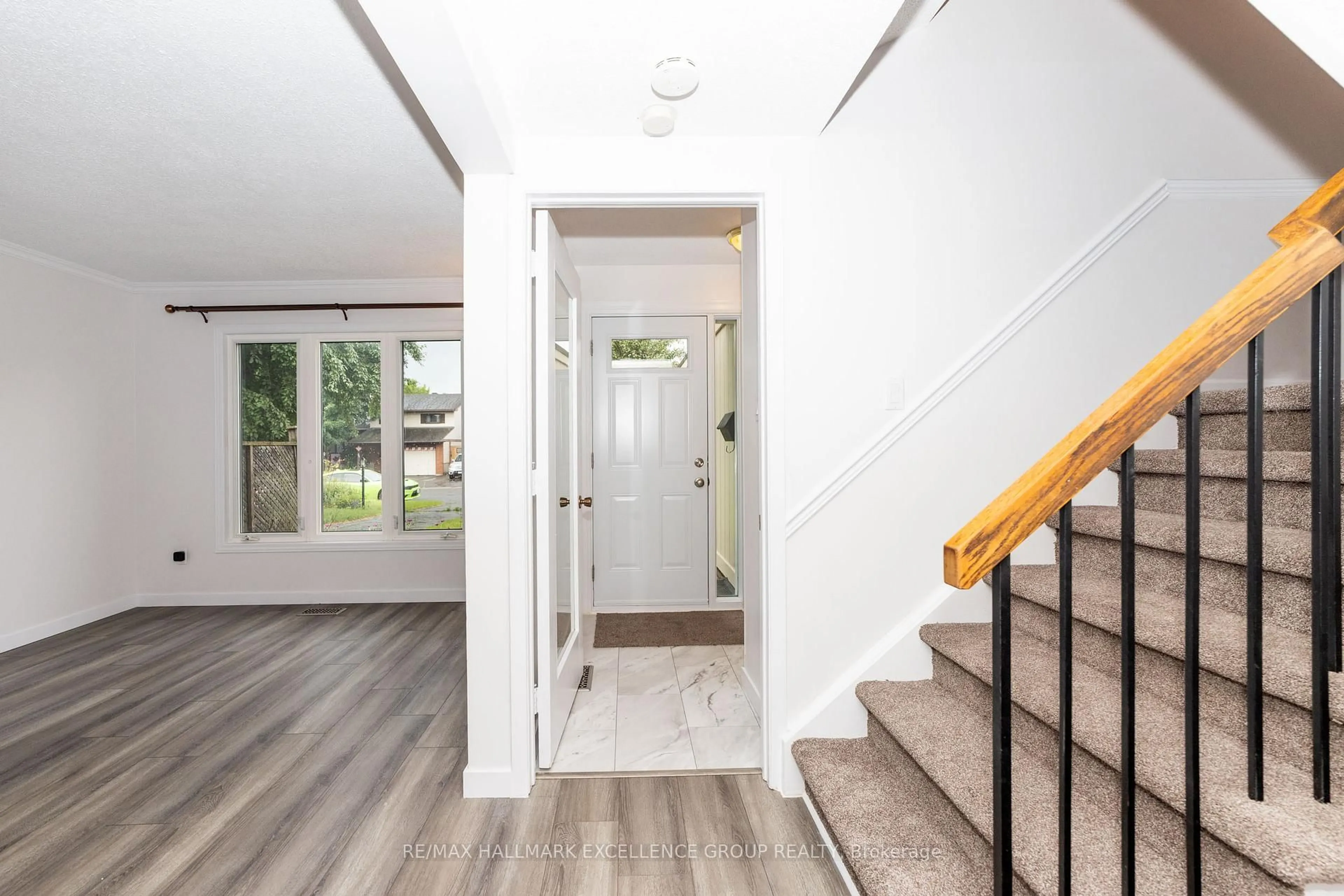 Indoor entryway for 39 Bartley Cres, Ottawa Ontario K2J 1R9