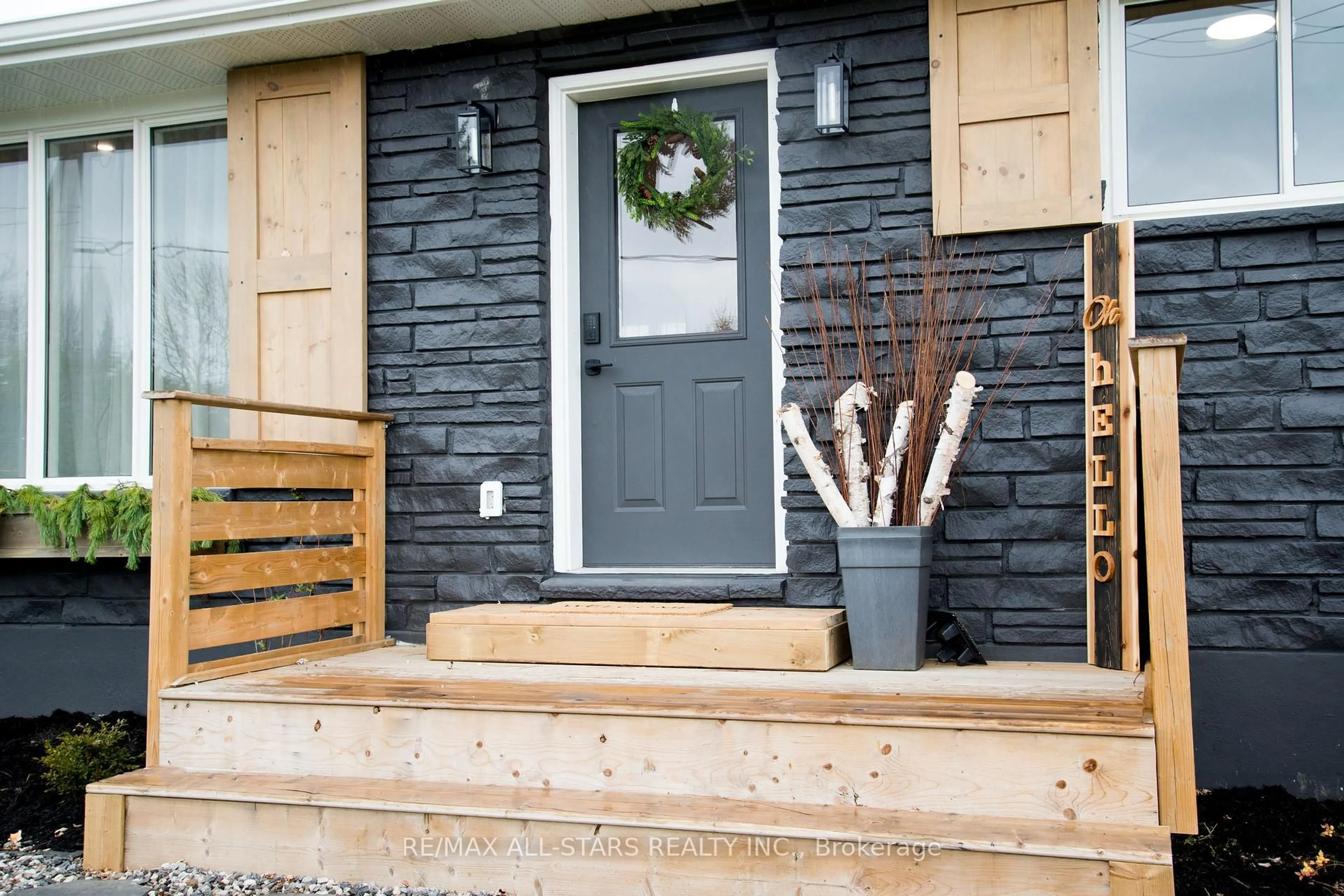 Indoor entryway for 206135 Sykes St, Meaford Ontario N4L 0A7