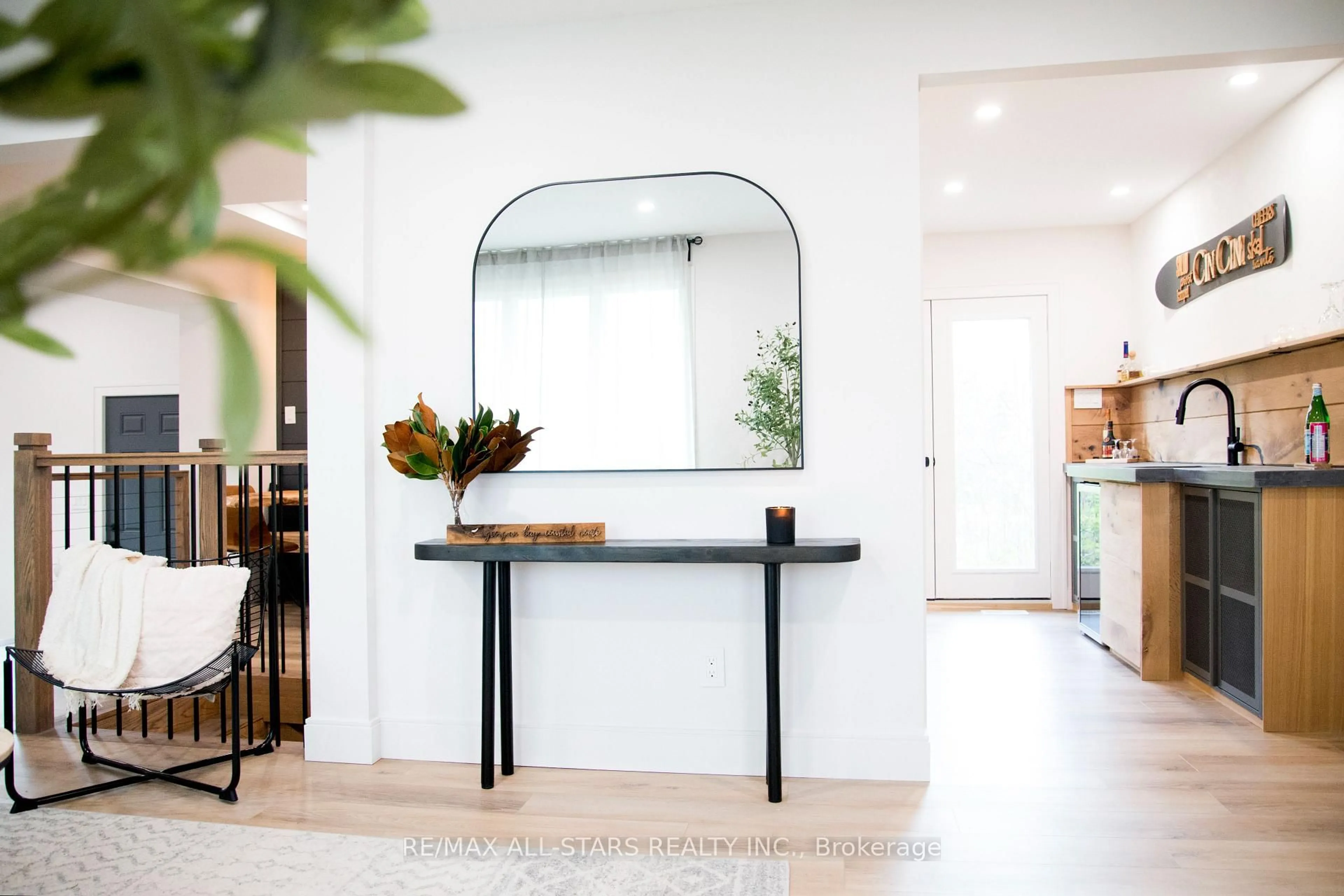 Indoor entryway for 206135 Sykes St, Meaford Ontario N4L 0A7
