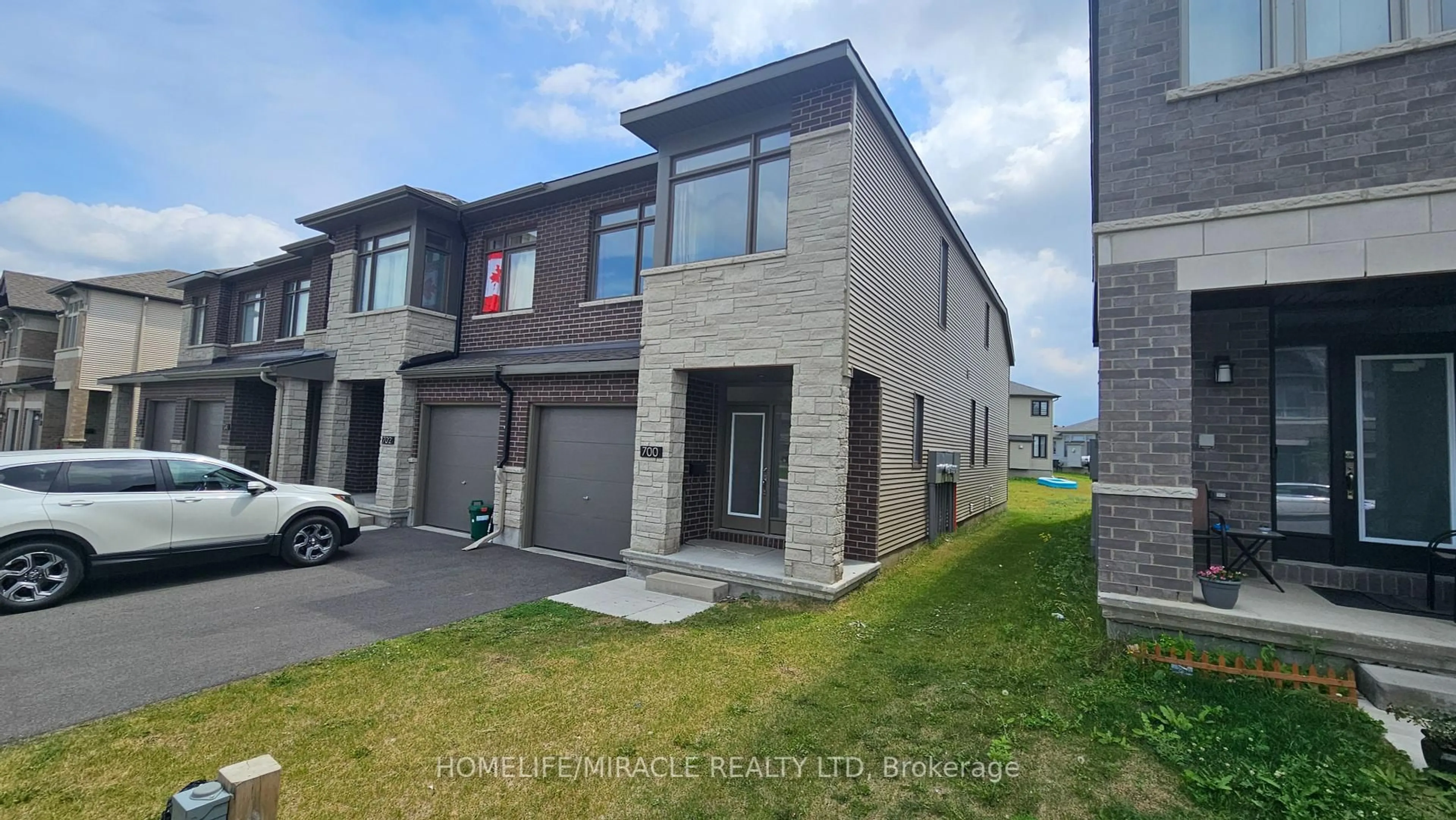 A pic from outside/outdoor area/front of a property/back of a property/a pic from drone, street for 700 Miikana Rd, Ottawa Ontario K1X 0H7