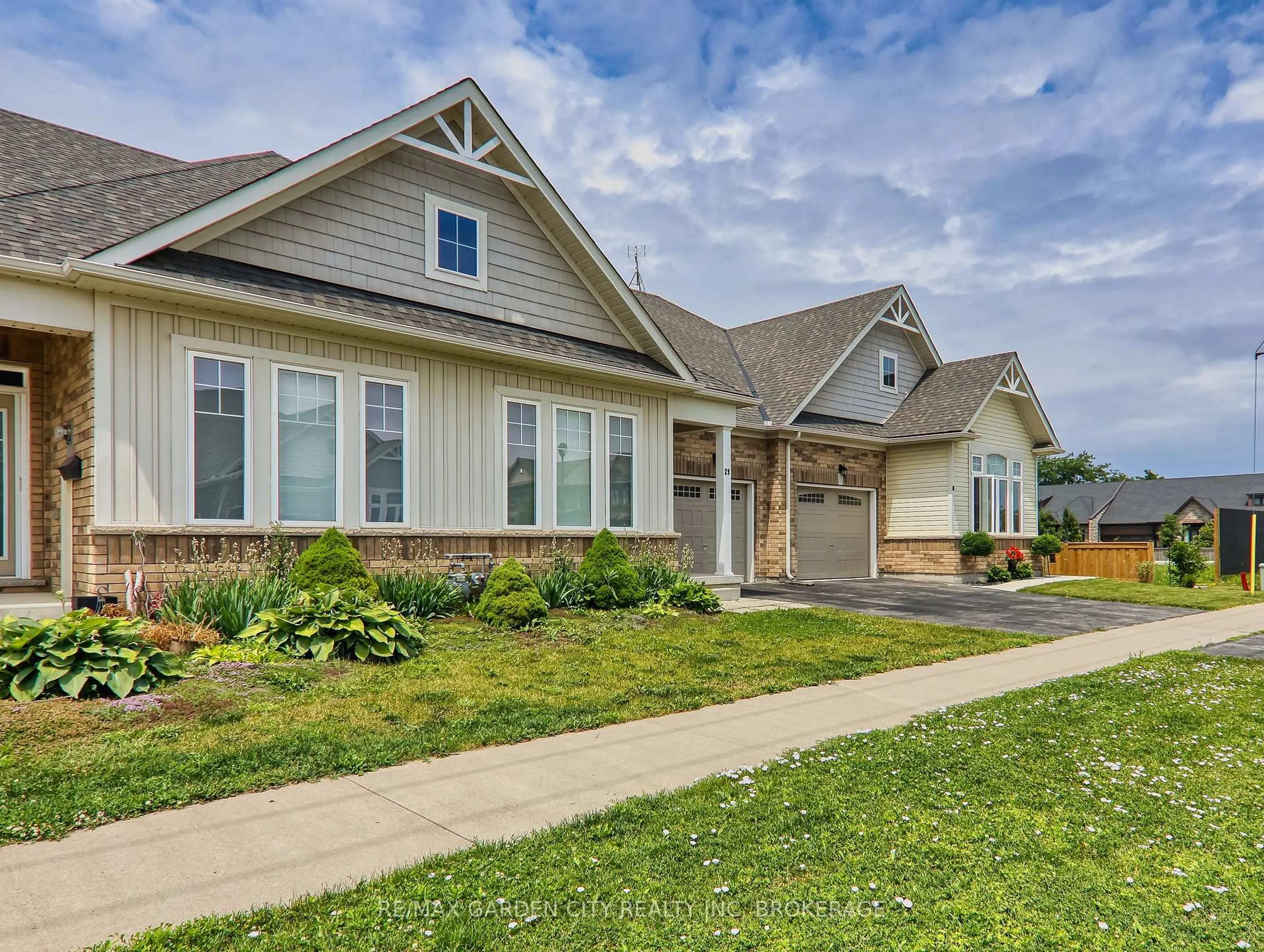 Home with vinyl exterior material, street for 29 Dorchester Blvd, St. Catharines Ontario L2M 0B8