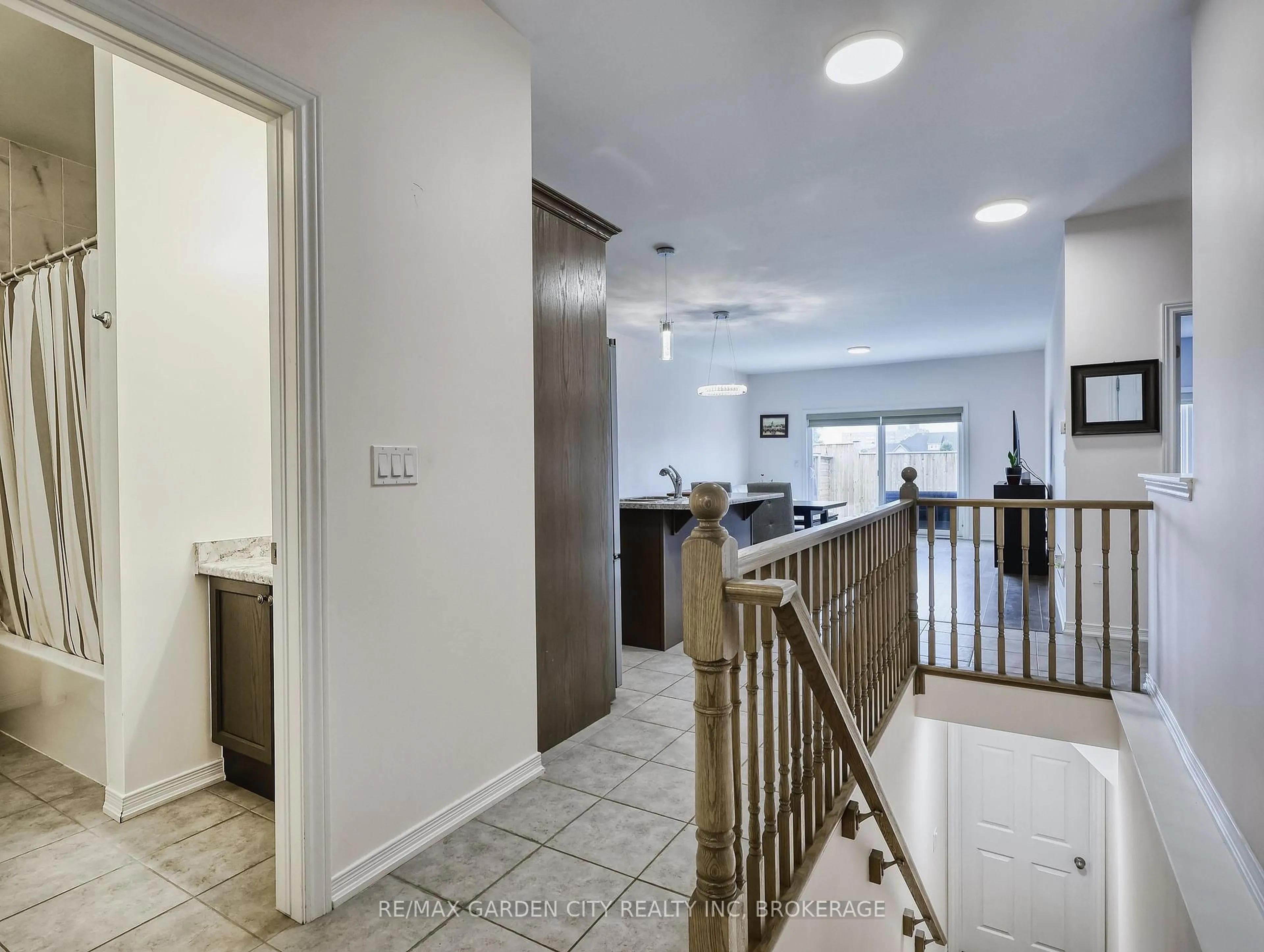 Indoor foyer for 29 Dorchester Blvd, St. Catharines Ontario L2M 0B8