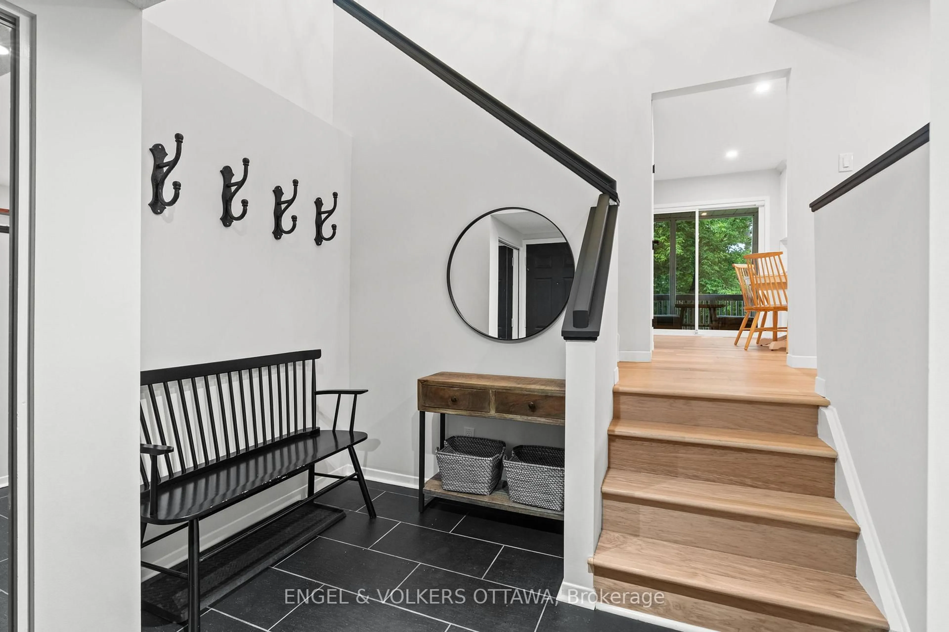 Indoor entryway for 20 Mohawk Cres, Ottawa Ontario K2H 7G6