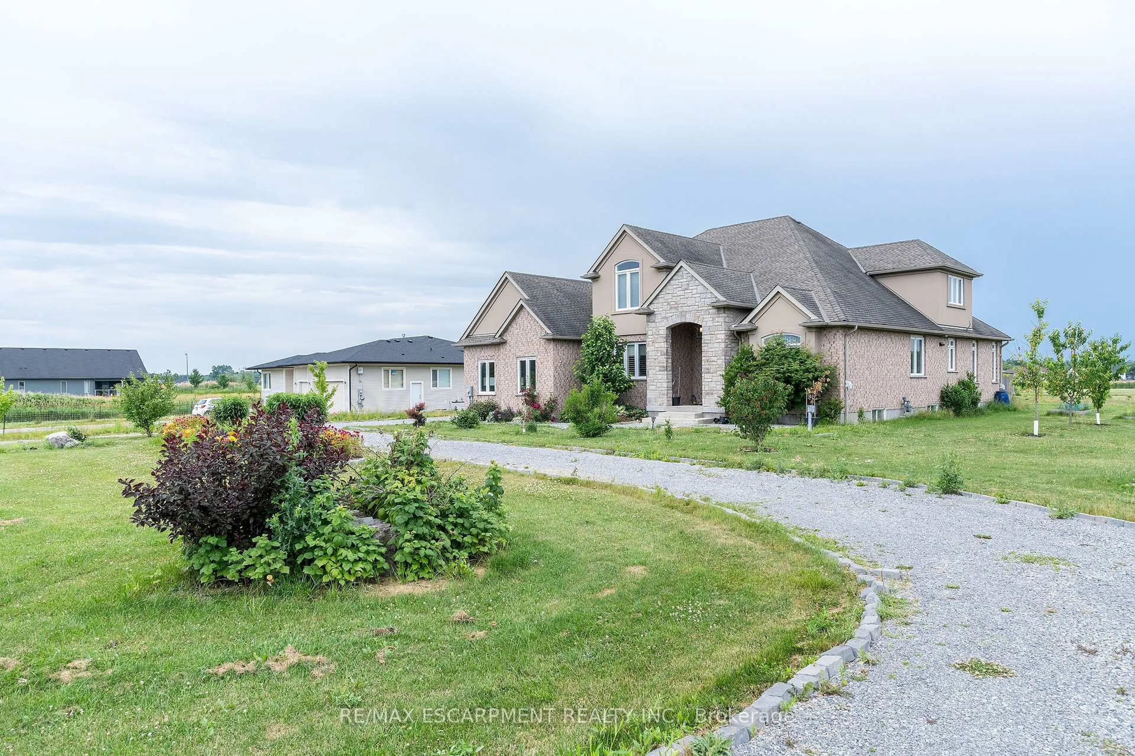 A pic from outside/outdoor area/front of a property/back of a property/a pic from drone, mountain view for 270 Farr St, Pelham Ontario L0S 1C0