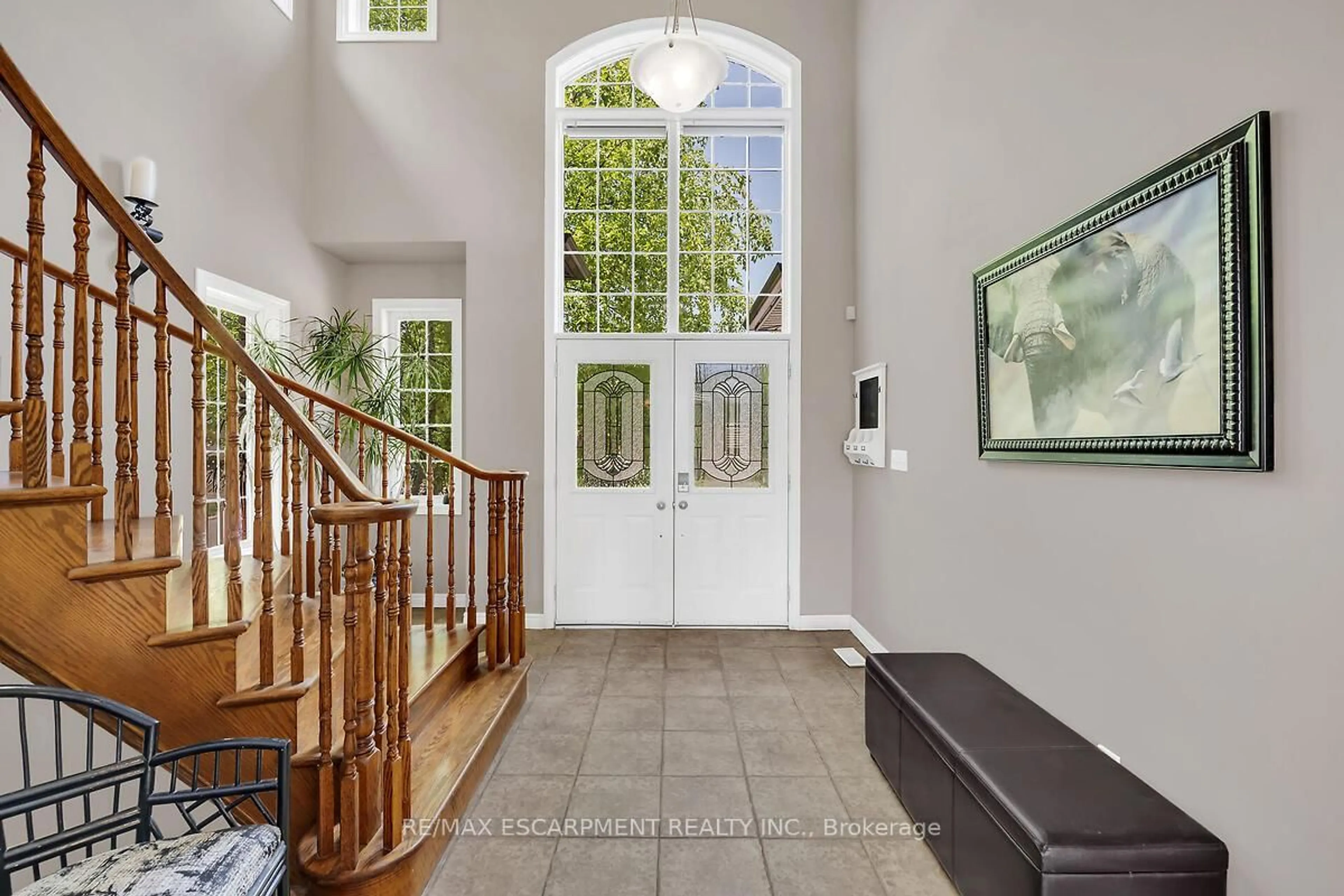 Indoor entryway for 4 Moonstone Crt, Hamilton Ontario L9B 2Y1