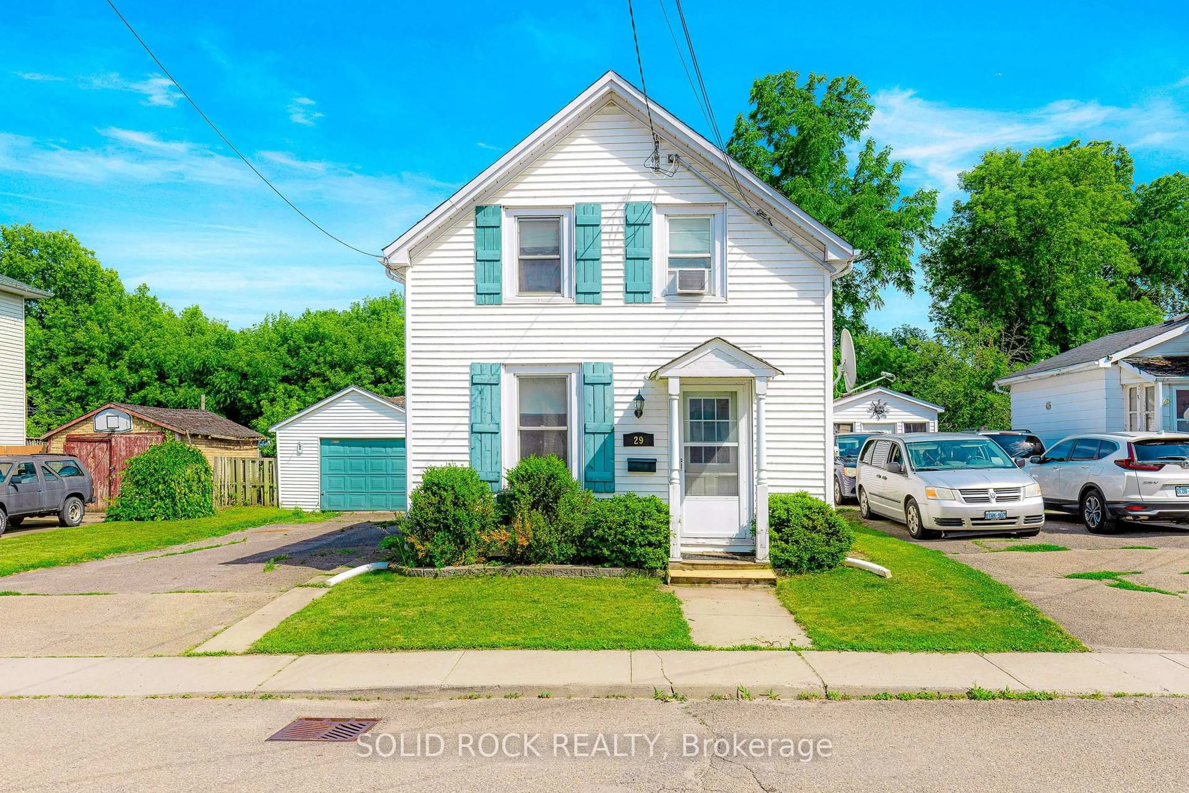 A pic from outside/outdoor area/front of a property/back of a property/a pic from drone, street for 29 Edgewood Ave, Brockville Ontario K6V 1T5