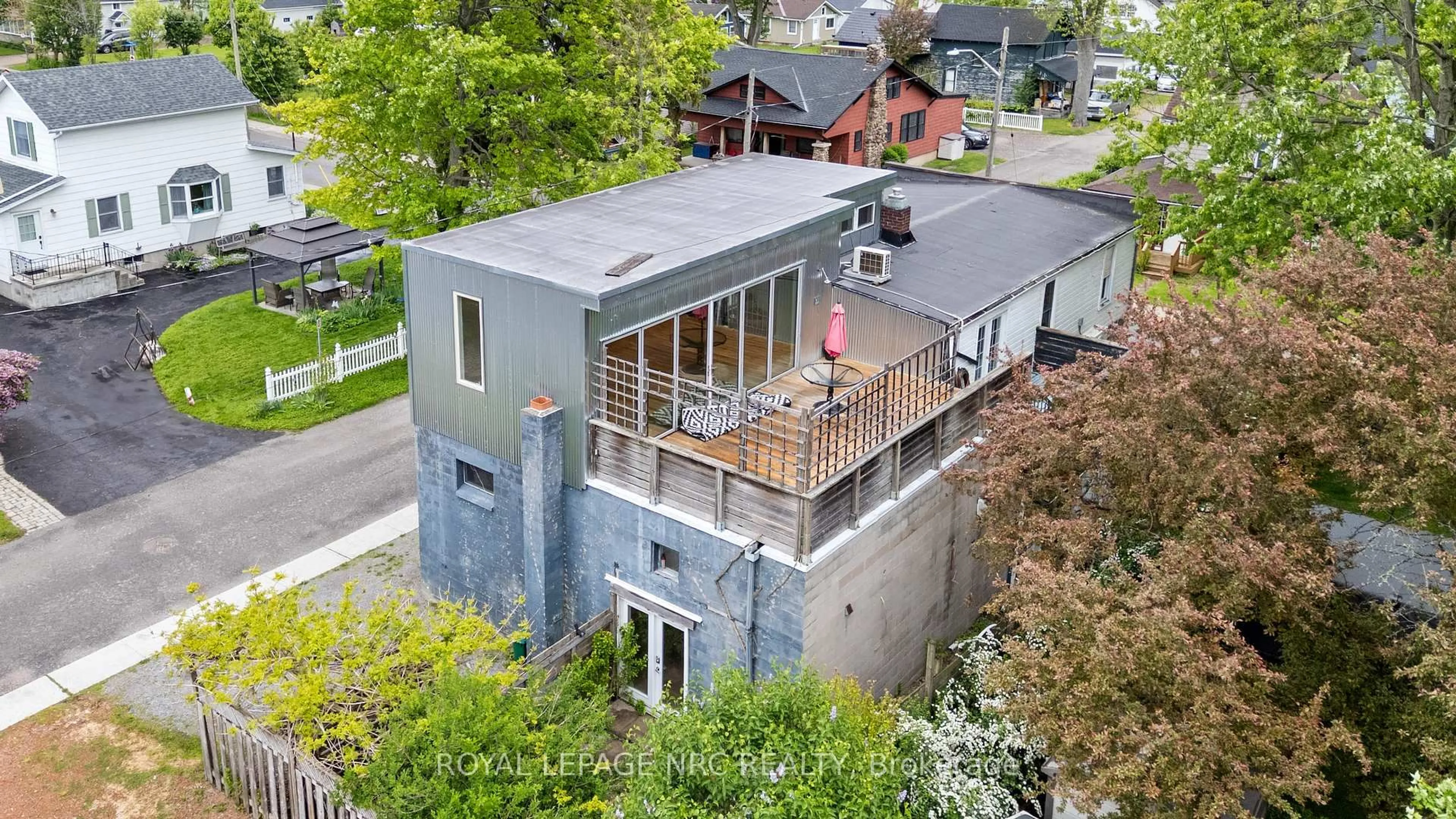 A pic from outside/outdoor area/front of a property/back of a property/a pic from drone, building for 301 Derby Rd, Fort Erie Ontario L0S 1B0