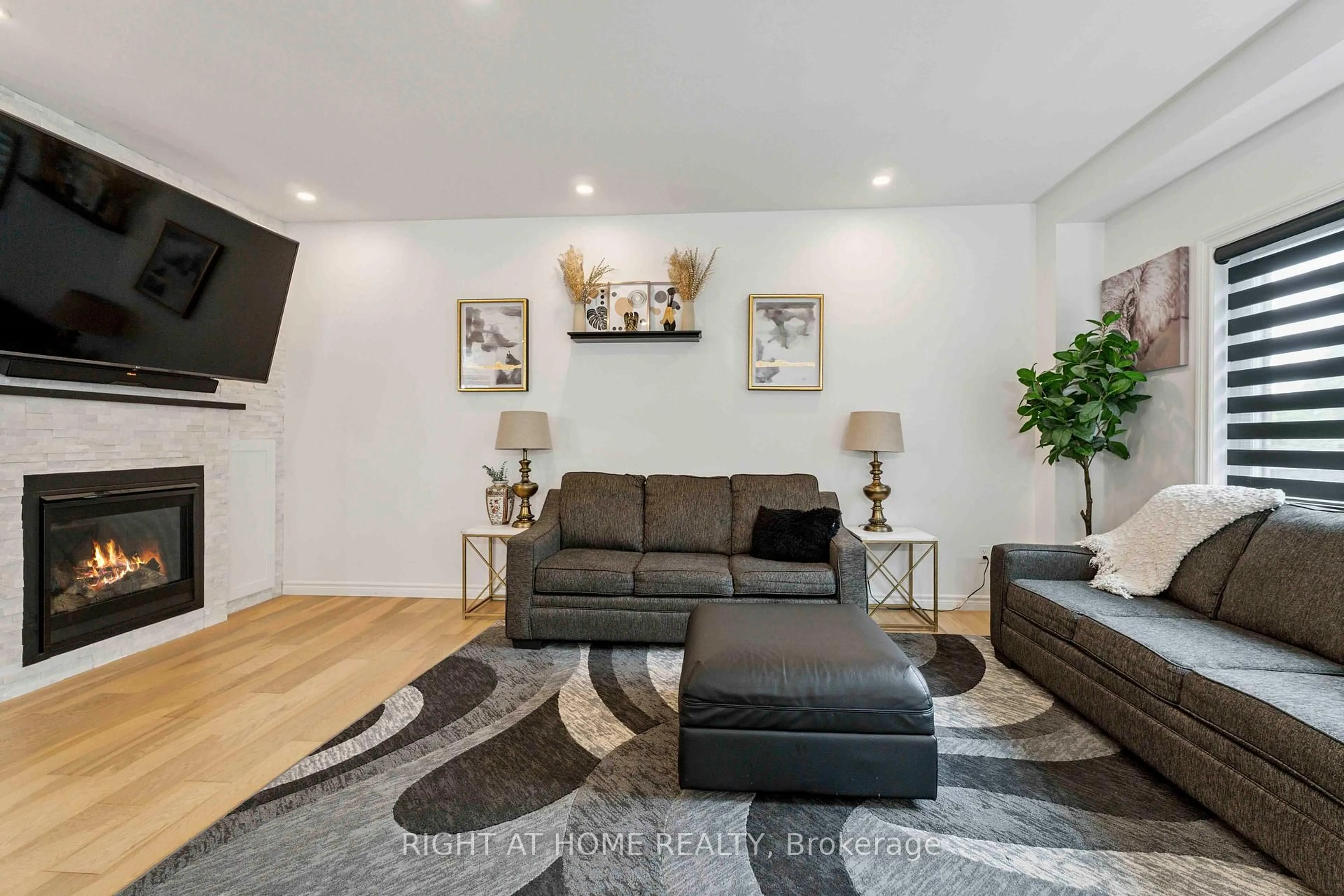 Living room with furniture, unknown for 46 Durham Rd, Hamilton Ontario L8E 1X1