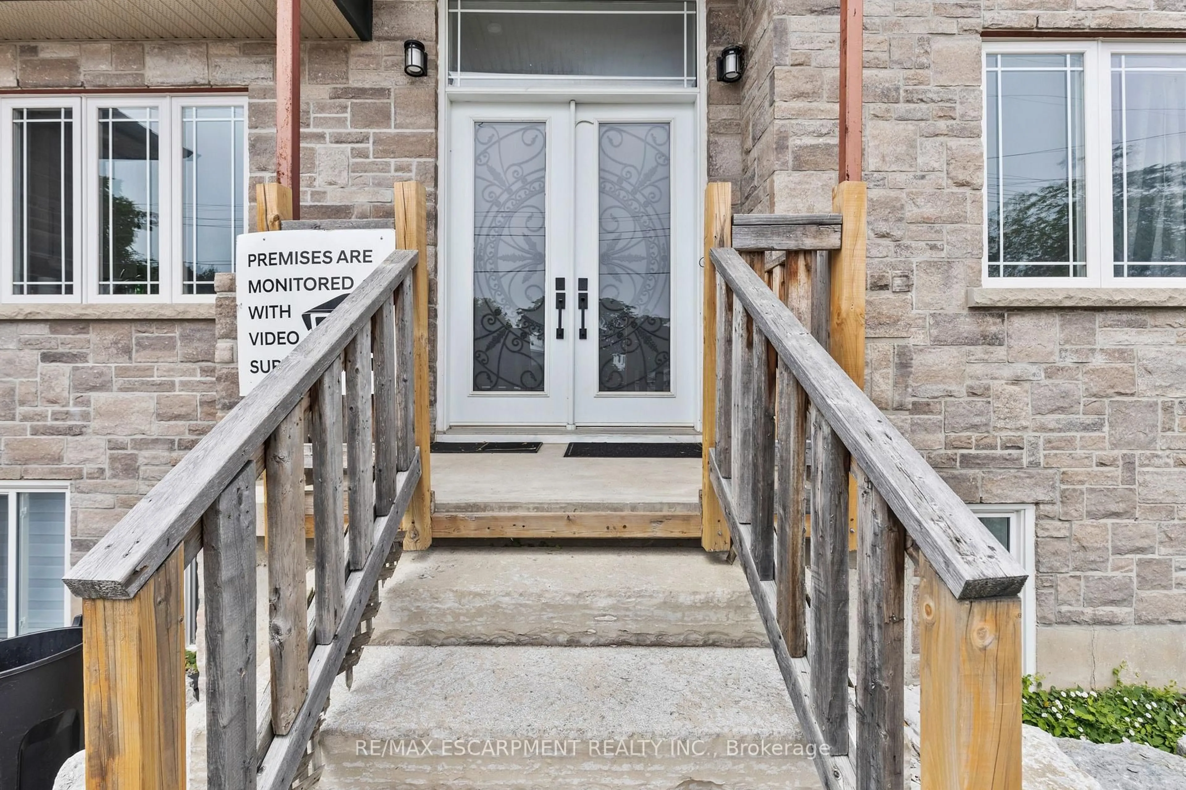 Indoor entryway for 87 Owen Pl, Hamilton Ontario L8G 2H3