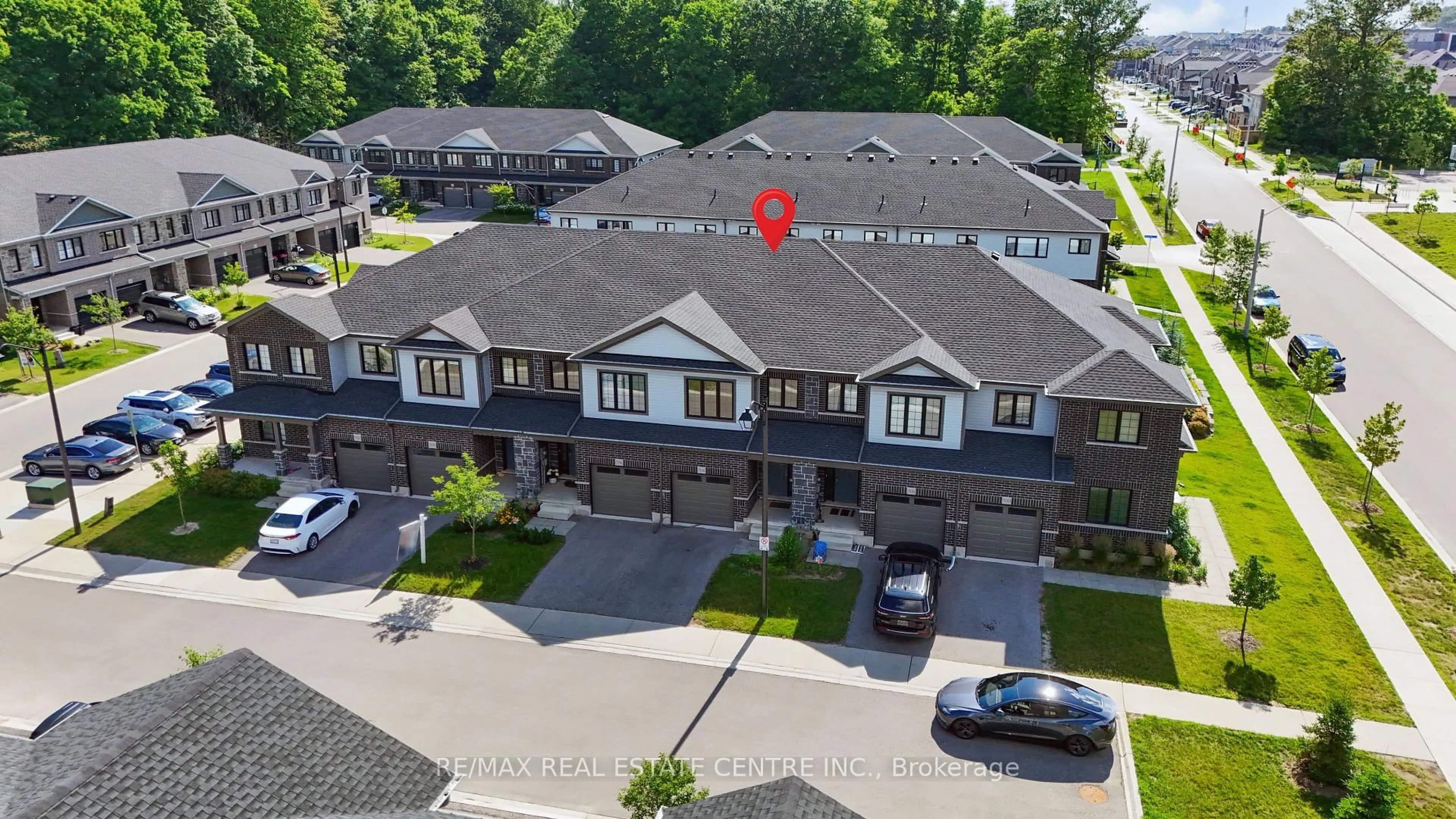 A pic from outside/outdoor area/front of a property/back of a property/a pic from drone, street for 504 WOODLEA Crt, Kitchener Ontario N2R 0P8