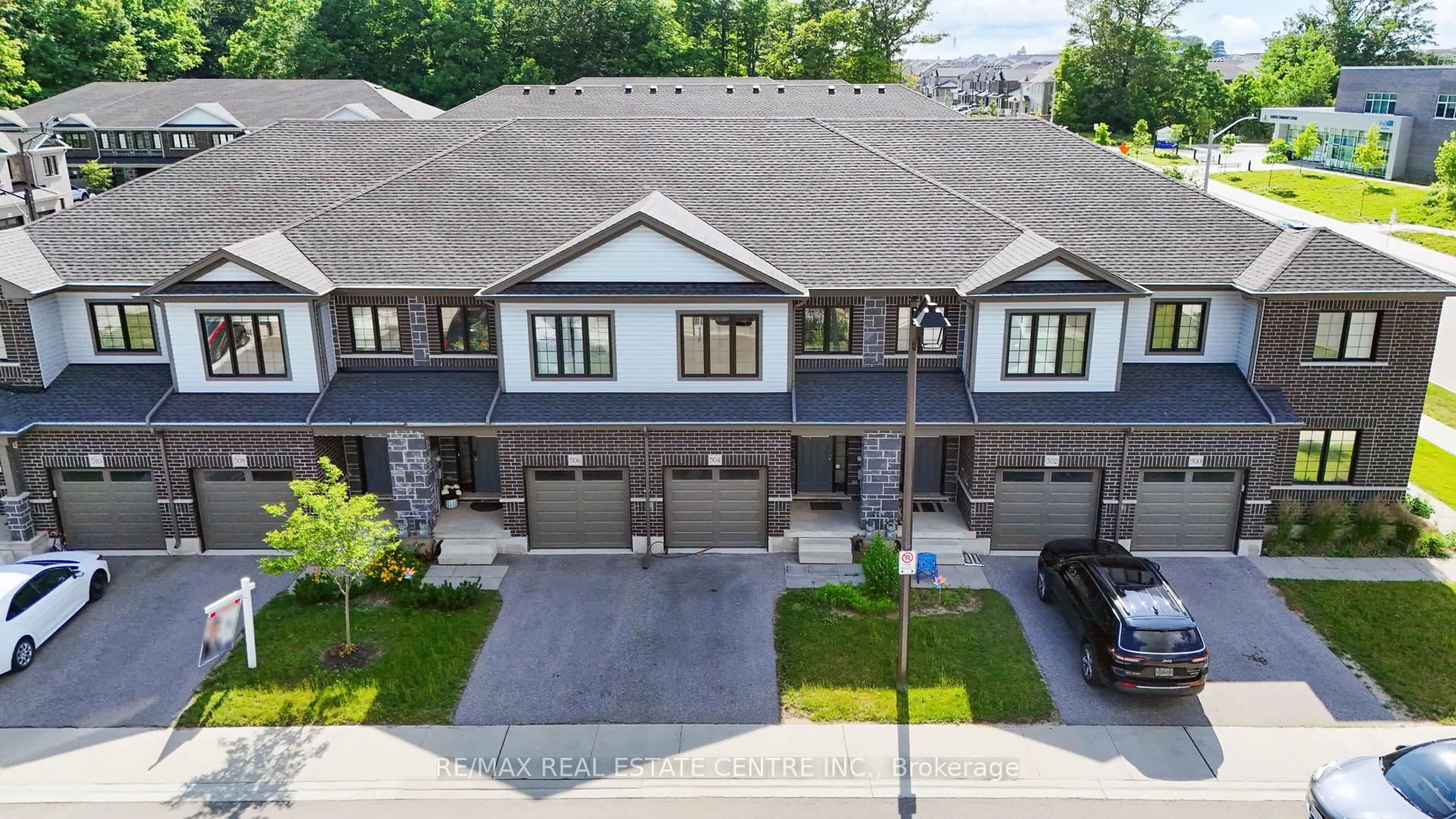 A pic from outside/outdoor area/front of a property/back of a property/a pic from drone, street for 504 WOODLEA Crt, Kitchener Ontario N2R 0P8