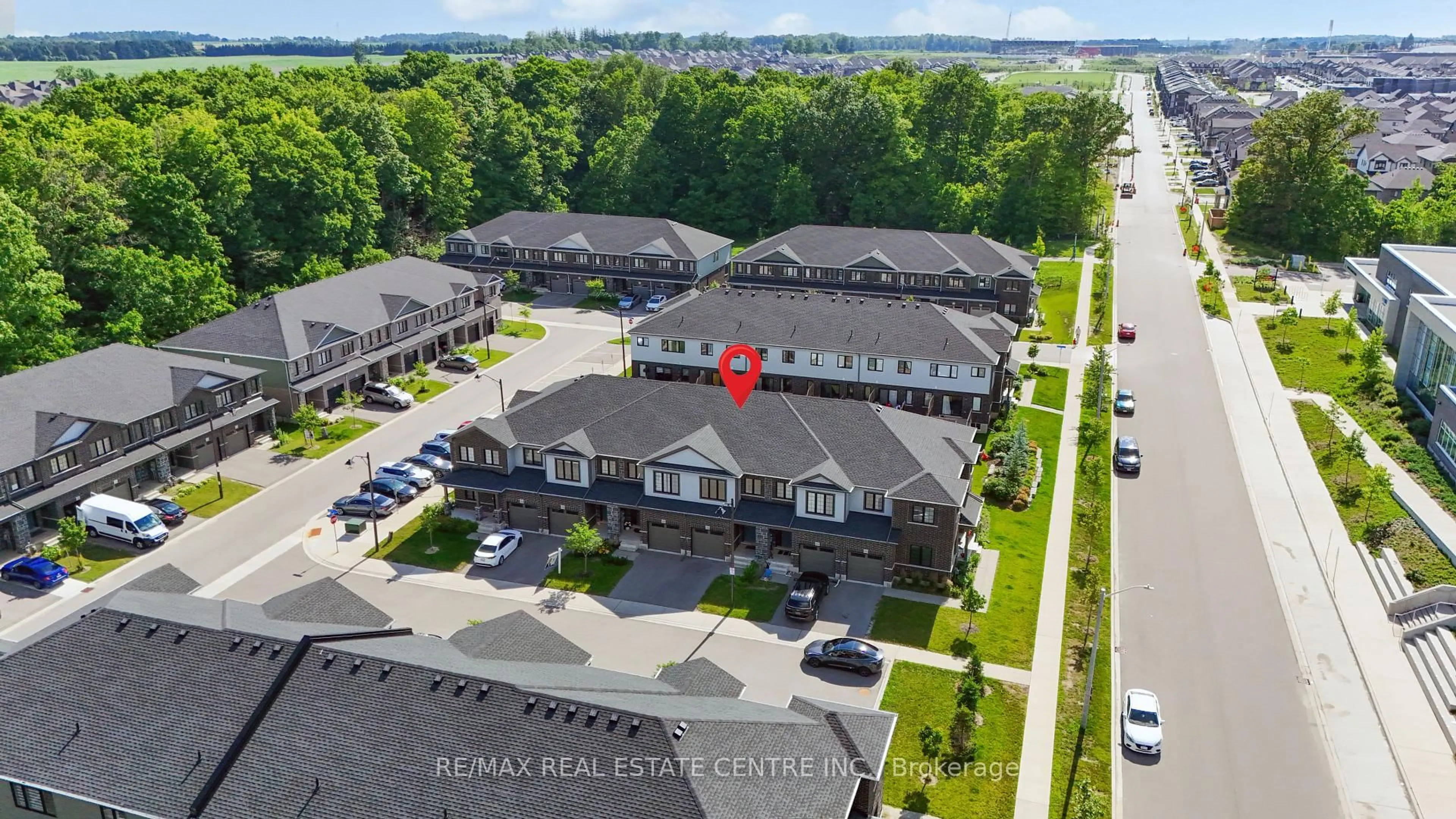 A pic from outside/outdoor area/front of a property/back of a property/a pic from drone, water/lake/river/ocean view for 504 WOODLEA Crt, Kitchener Ontario N2R 0P8