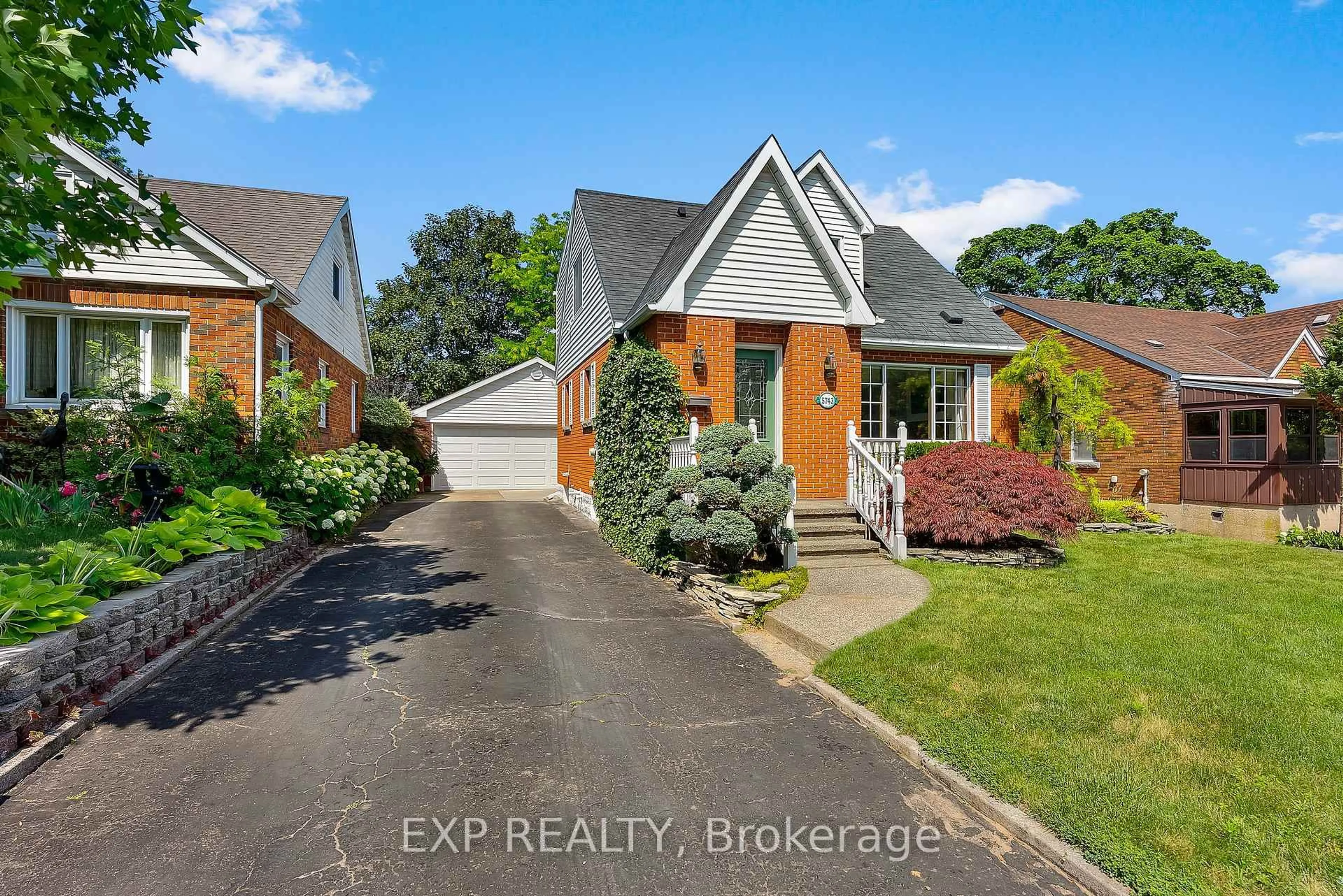 A pic from outside/outdoor area/front of a property/back of a property/a pic from drone, street for 5743 Lowell Ave, Niagara Falls Ontario L2G 4E4