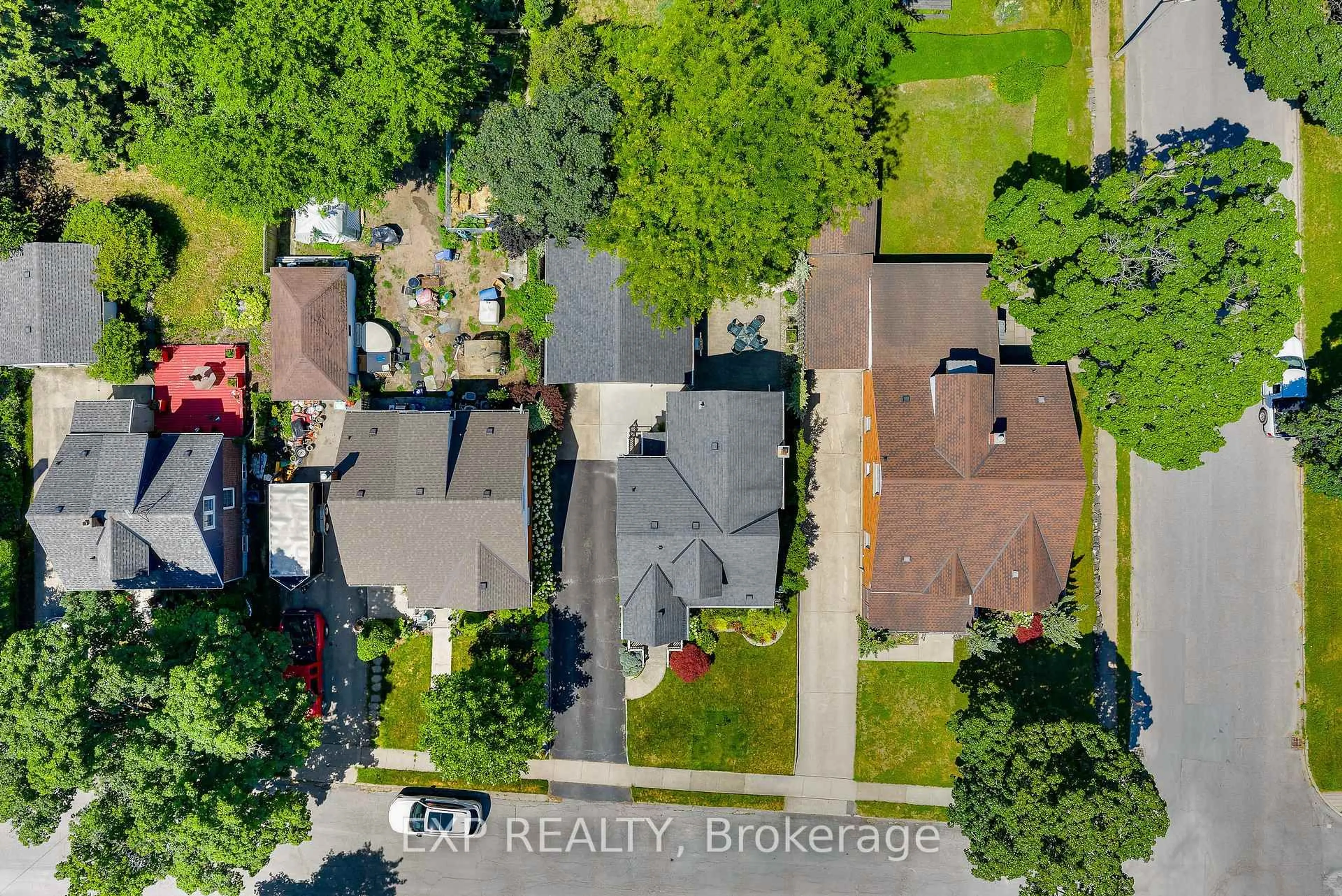 A pic from outside/outdoor area/front of a property/back of a property/a pic from drone, street for 5743 Lowell Ave, Niagara Falls Ontario L2G 4E4