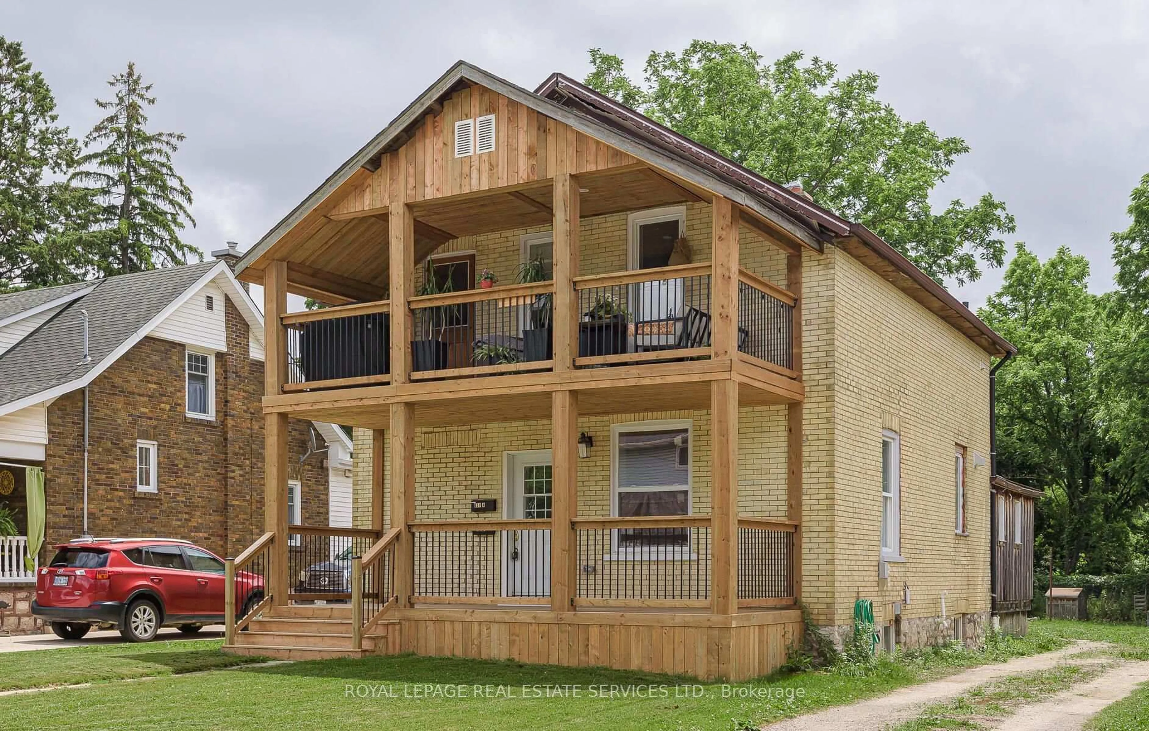 Home with vinyl exterior material, building for 631 Lawrence St, Cambridge Ontario N3H 2M8