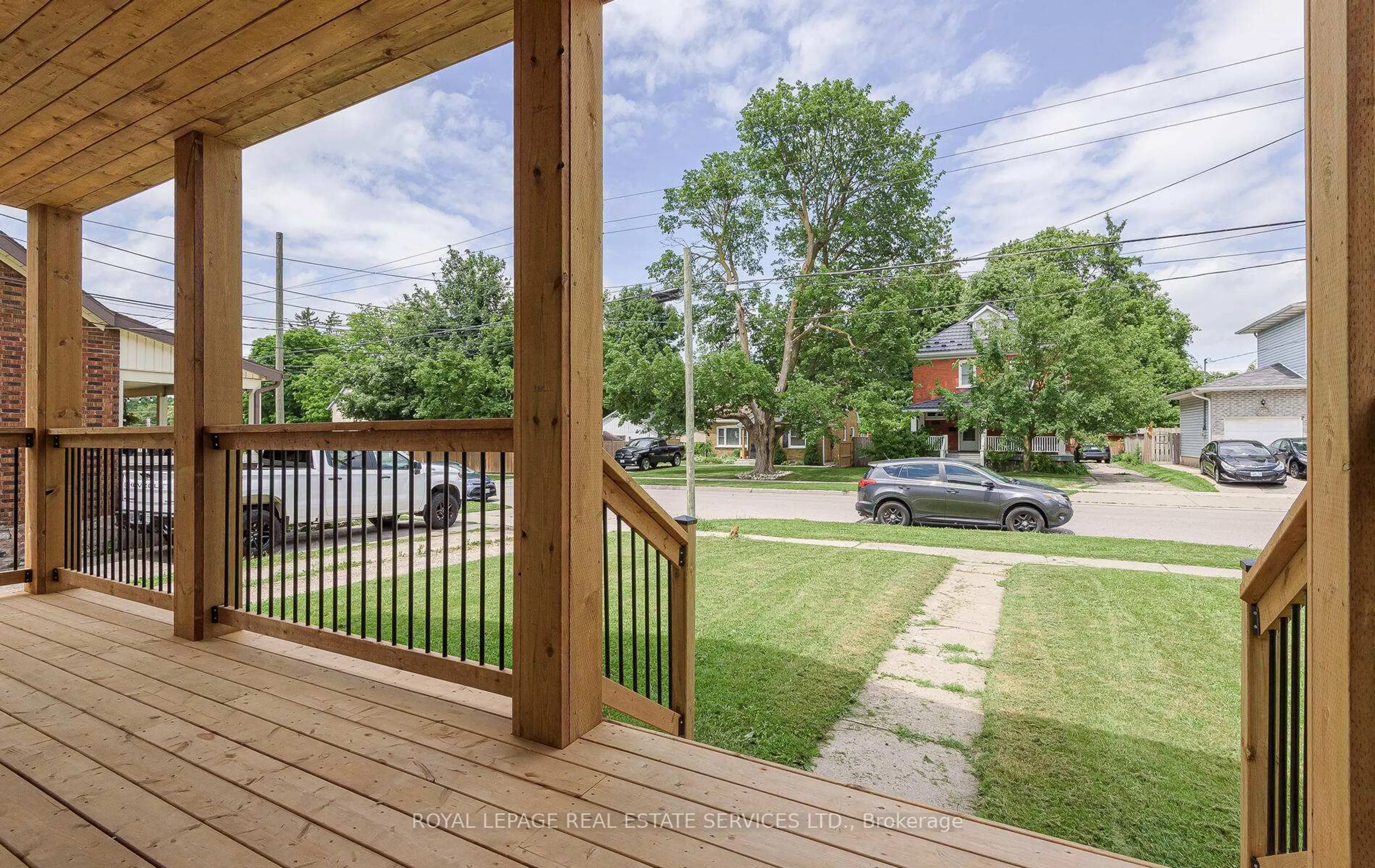 Patio, street for 631 Lawrence St, Cambridge Ontario N3H 2M8