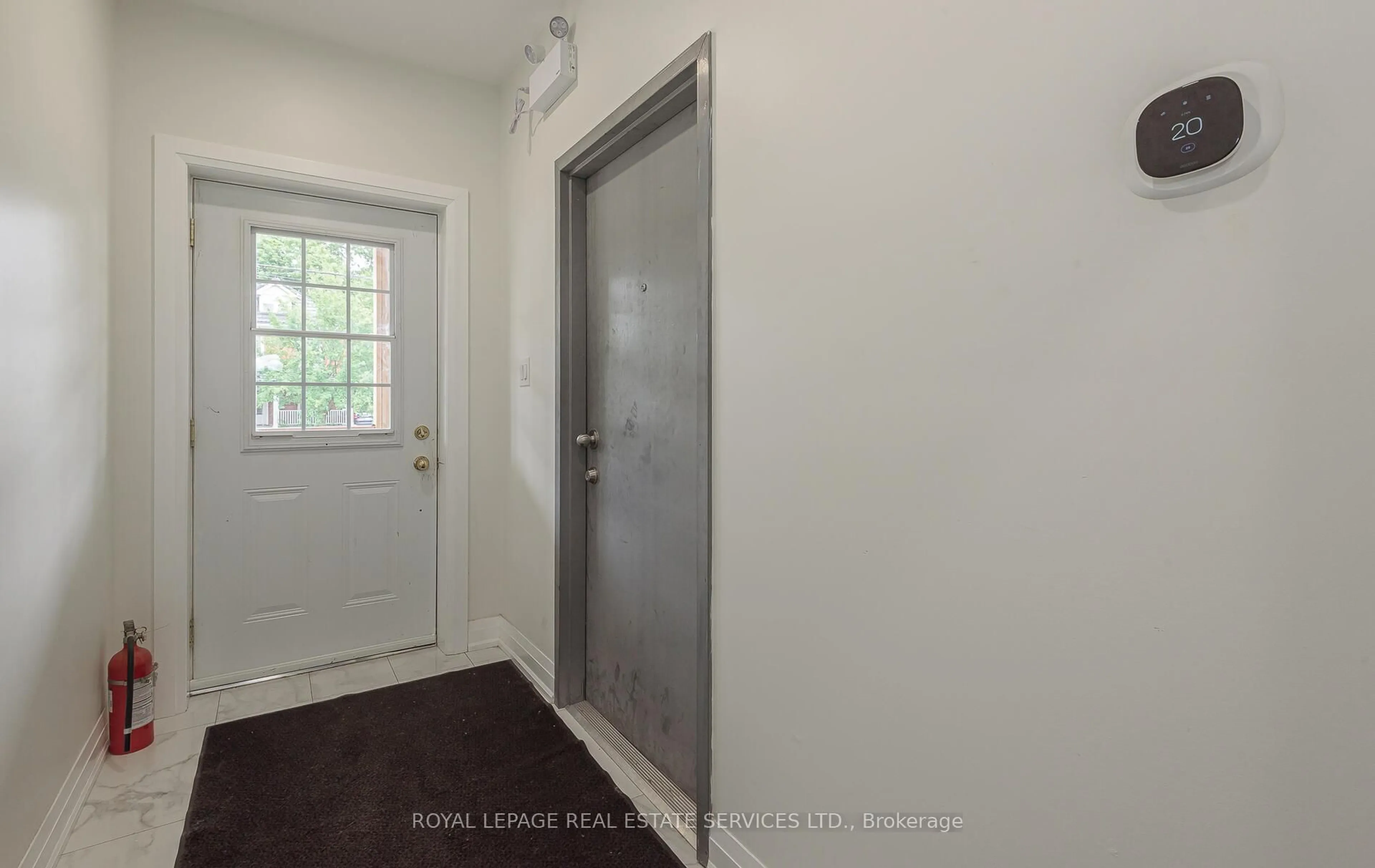 Indoor entryway for 631 Lawrence St, Cambridge Ontario N3H 2M8