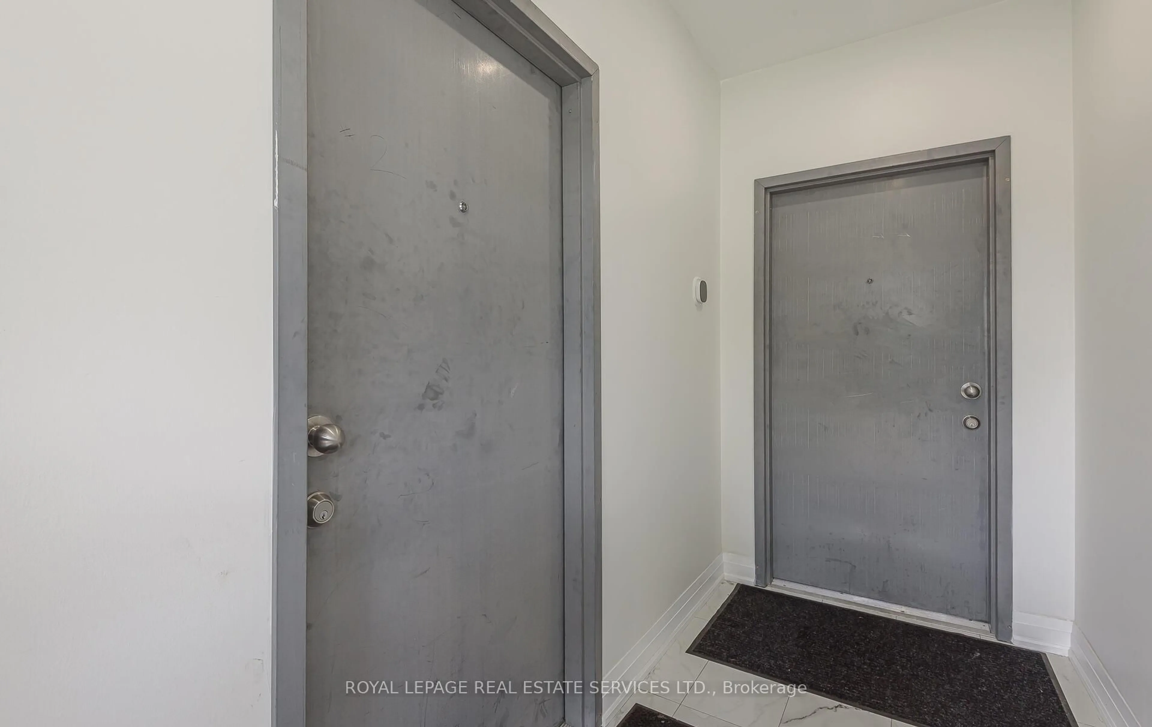 Indoor entryway for 631 Lawrence St, Cambridge Ontario N3H 2M8