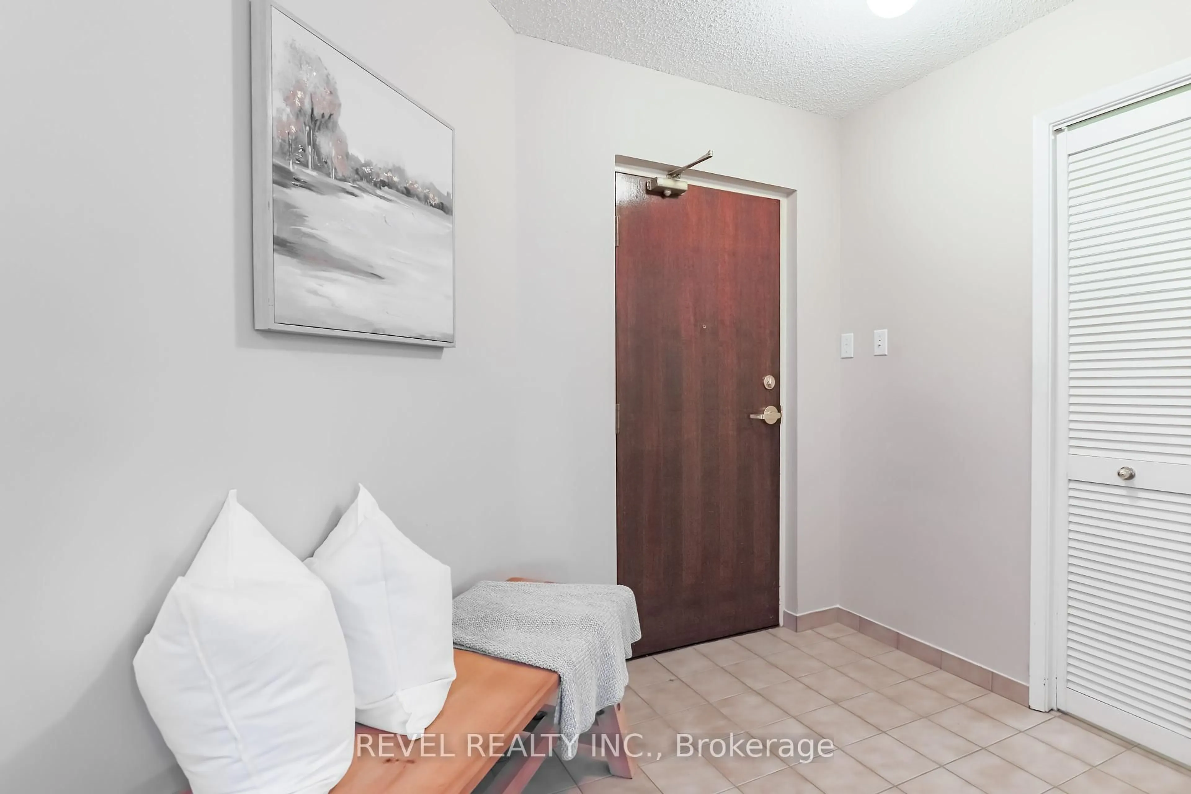 Indoor entryway for 4 Heritage Way #308, Kawartha Lakes Ontario K9V 5Z2