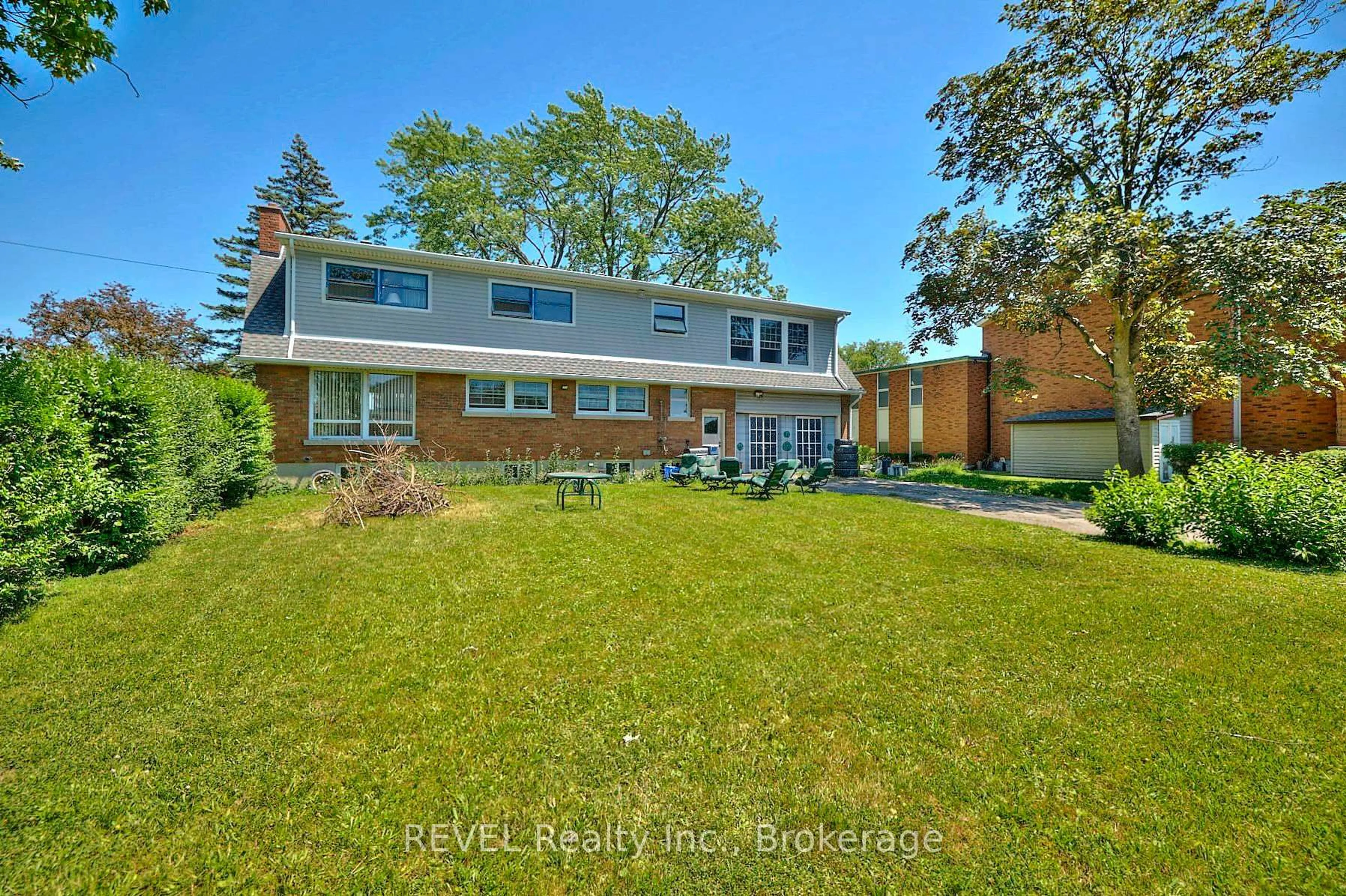 A pic from outside/outdoor area/front of a property/back of a property/a pic from drone, street for 7205 Sharon Ave, Niagara Falls Ontario L2G 5W8
