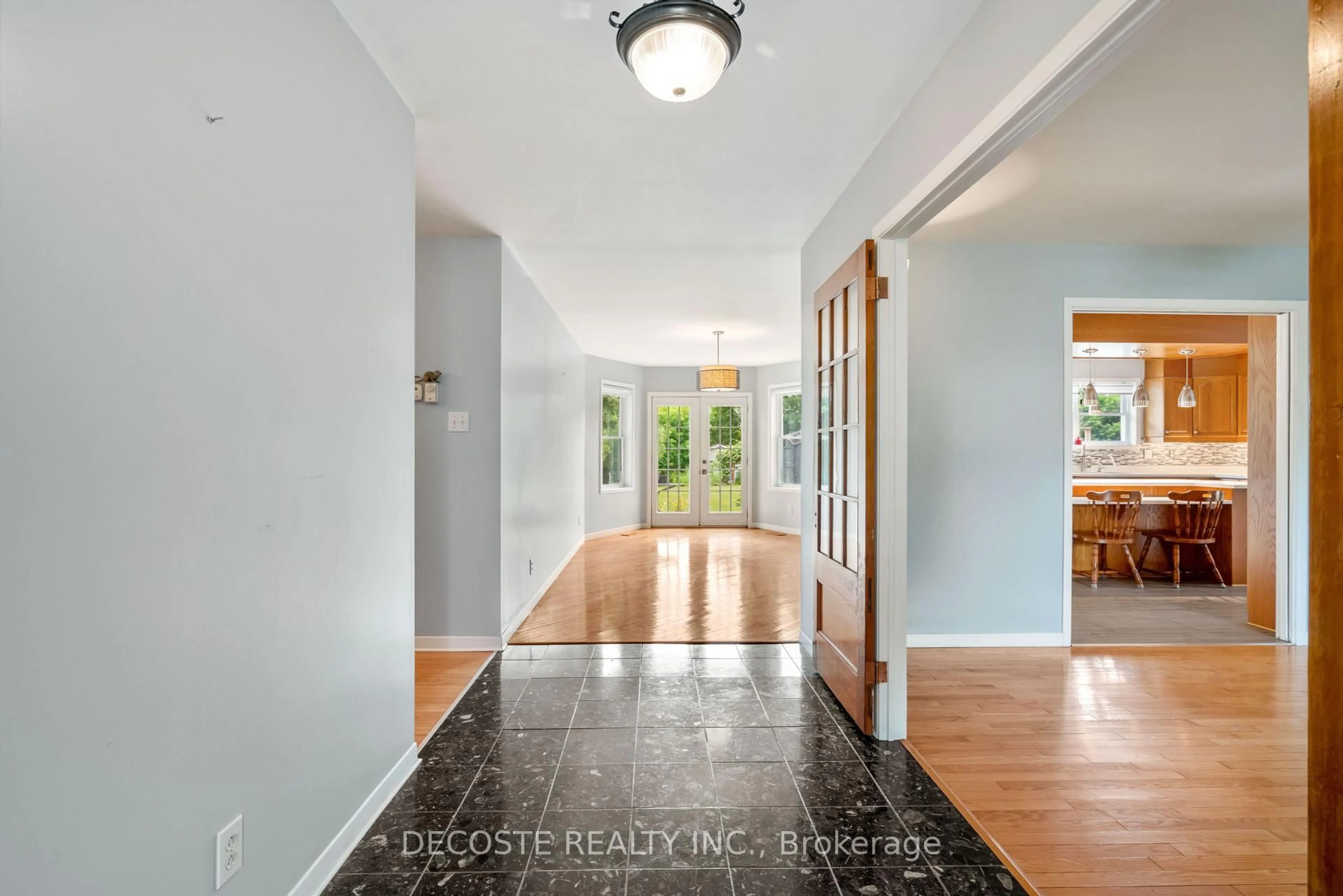 Indoor entryway for 21890 County 10 Rd, North Glengarry Ontario K0B 1H0