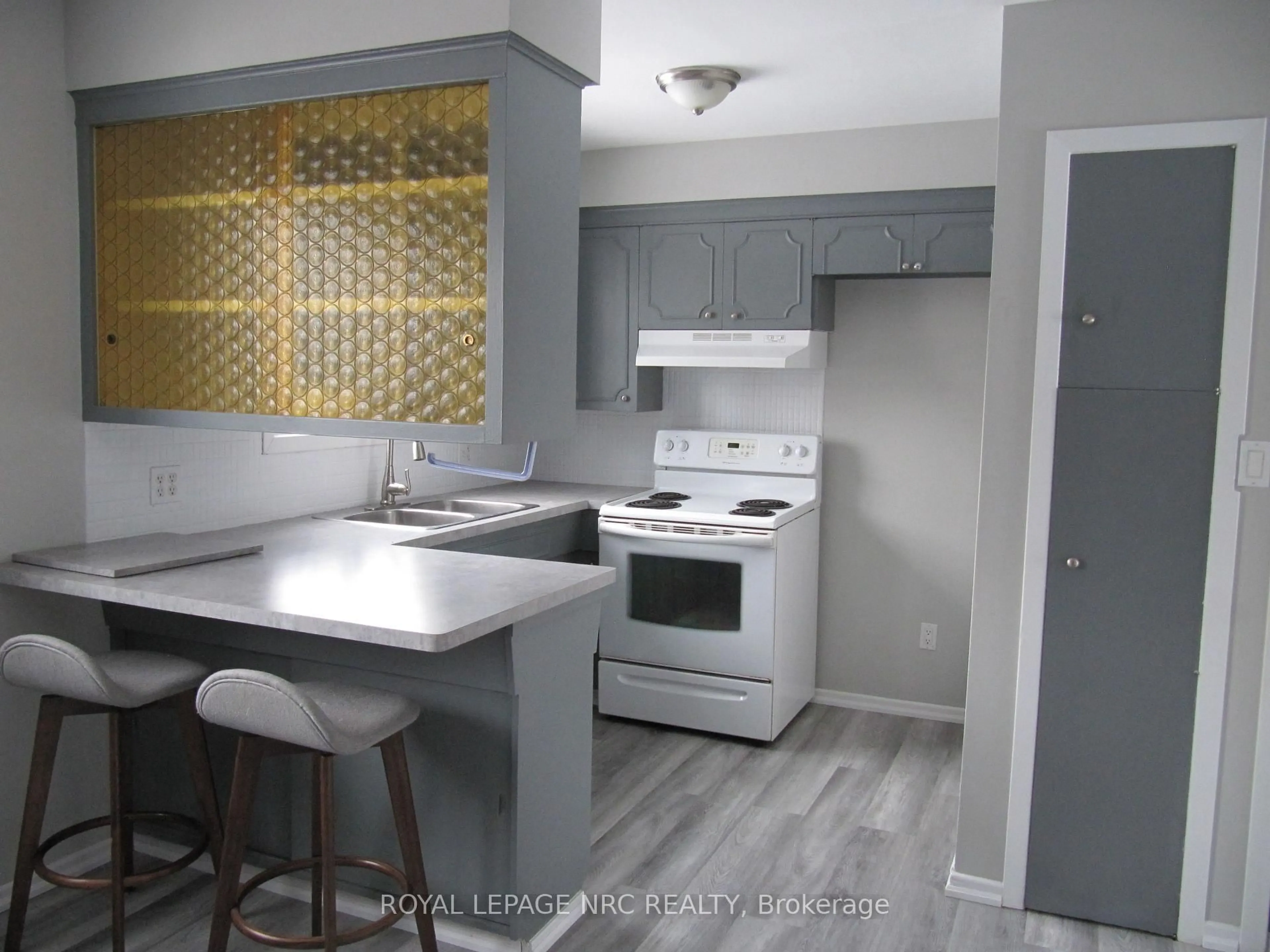 Standard kitchen, unknown for 2 Black Knight Rd, St. Catharines Ontario L2N 3C1
