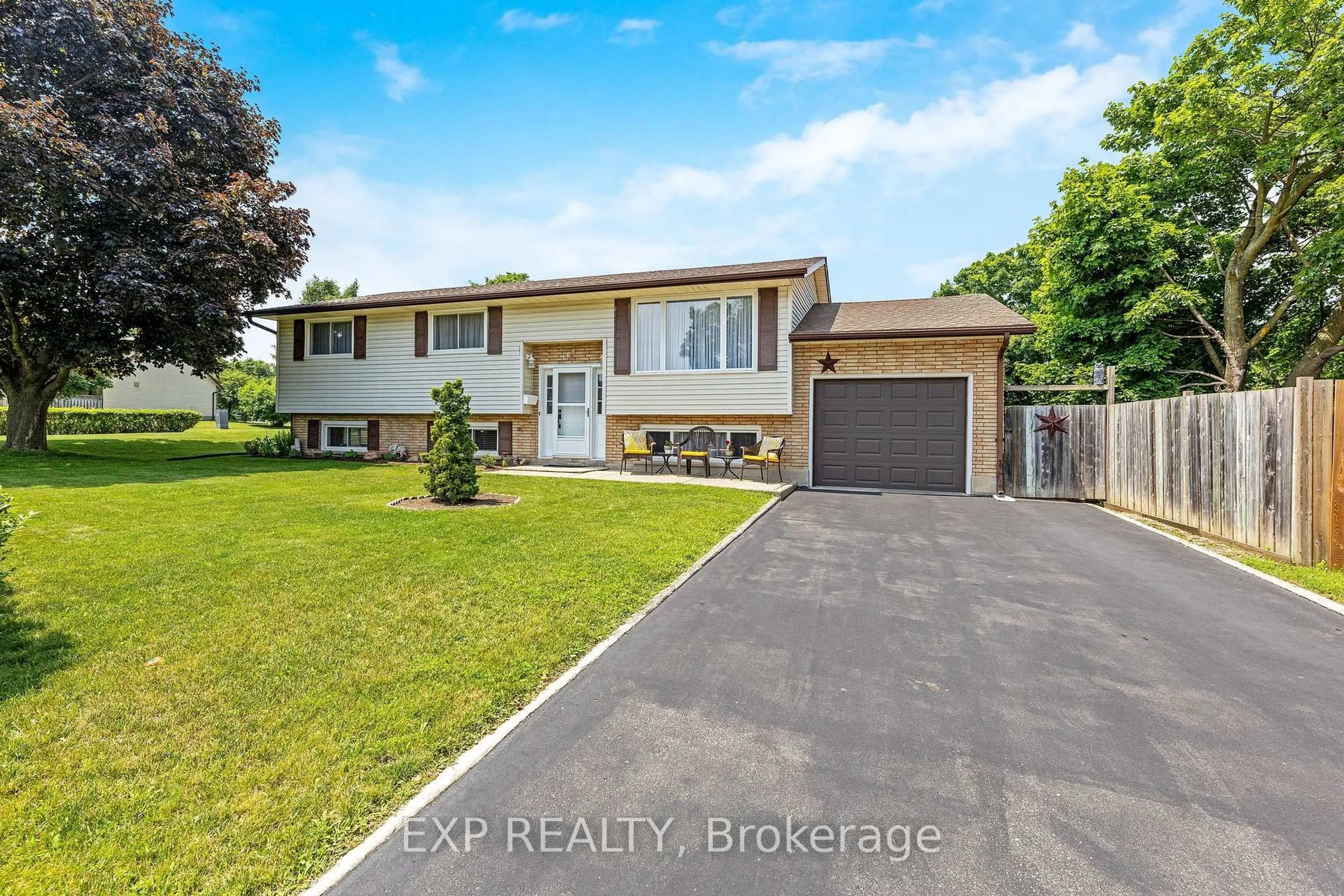 A pic from outside/outdoor area/front of a property/back of a property/a pic from drone, street for 165 Johanna Dr, Cambridge Ontario N1S 4C4