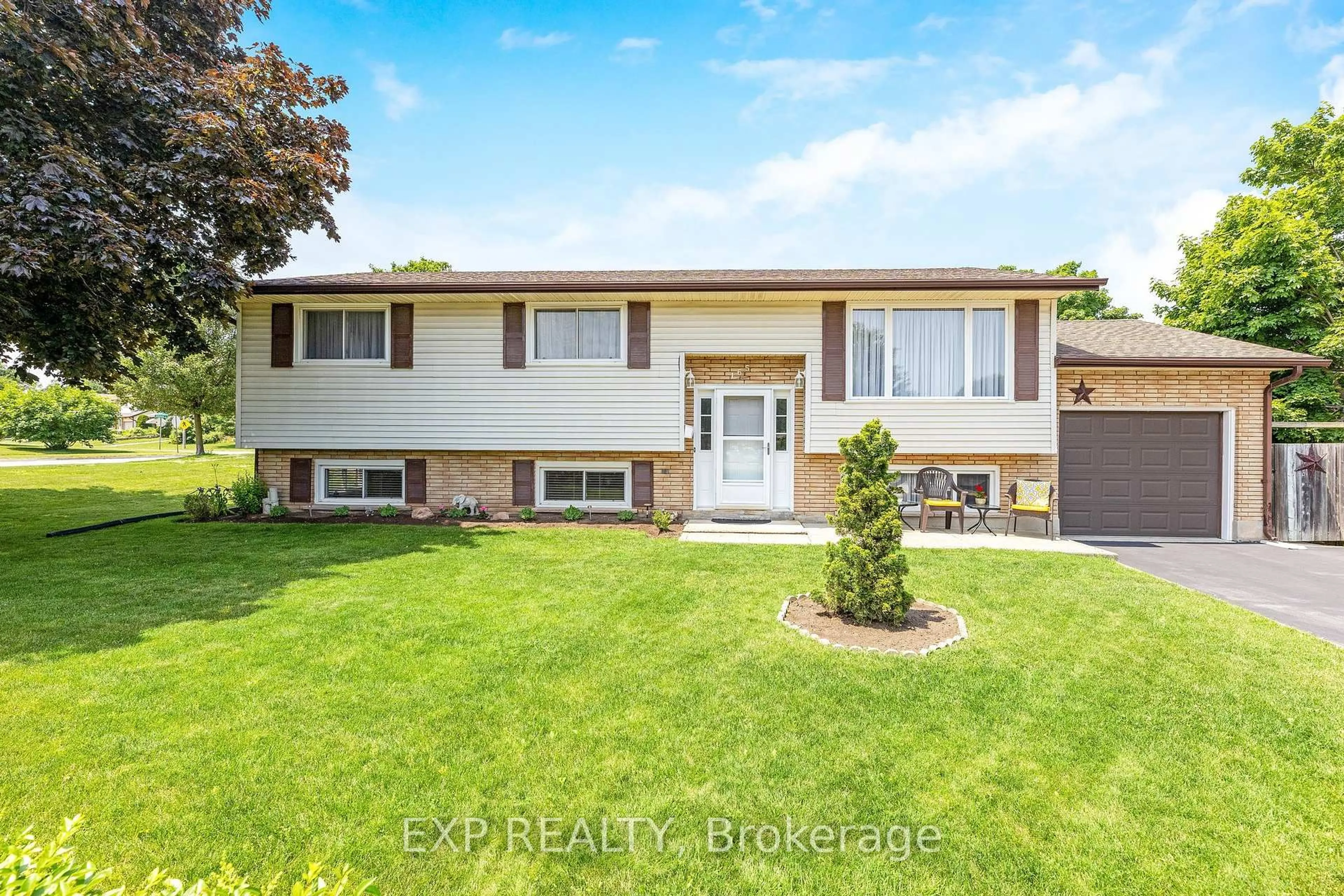 Home with vinyl exterior material, street for 165 Johanna Dr, Cambridge Ontario N1S 4C4