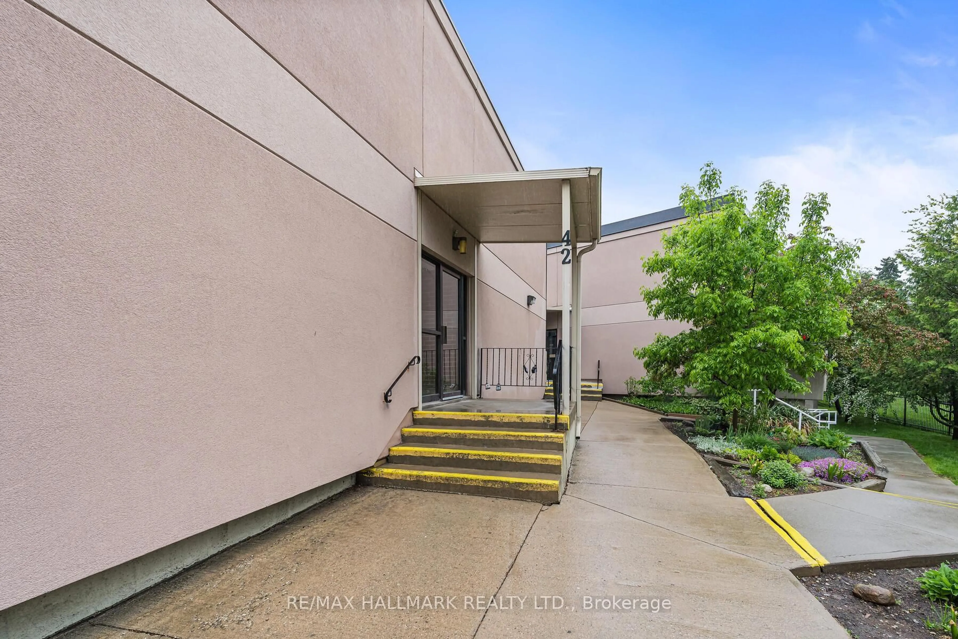 Indoor foyer for 42 Tannery St #236, Cambridge Ontario N3C 2B9