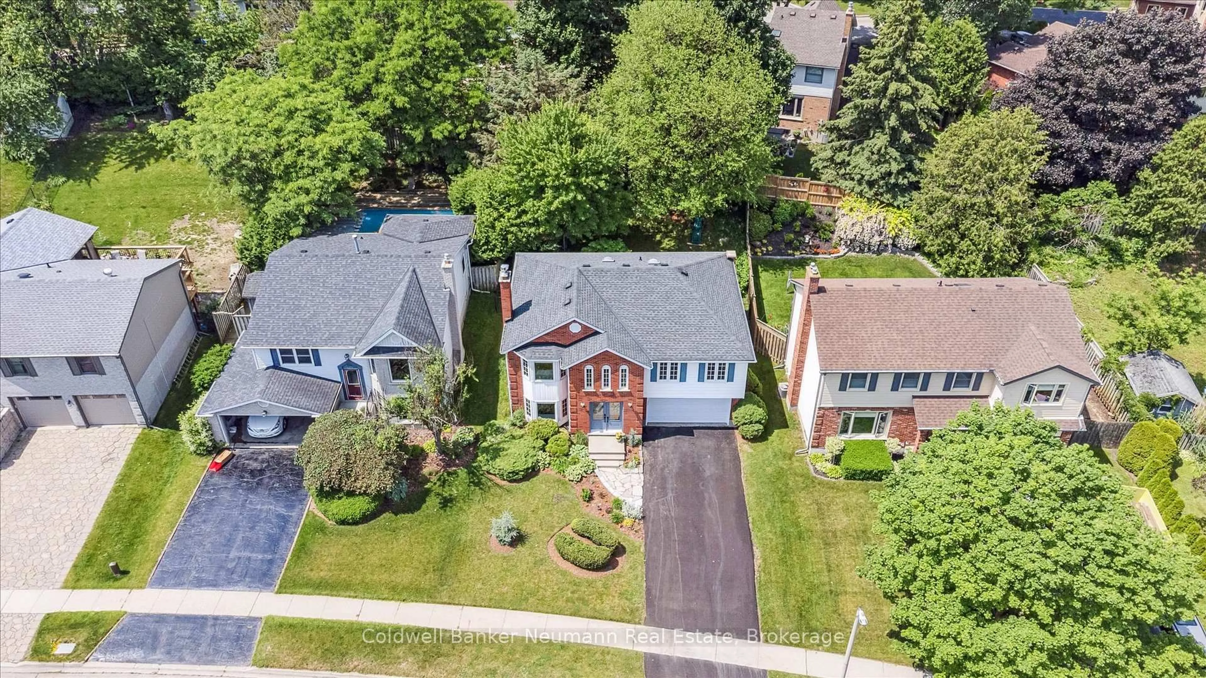 A pic from outside/outdoor area/front of a property/back of a property/a pic from drone, street for 396 Ironwood Rd, Guelph Ontario N1G 3N8