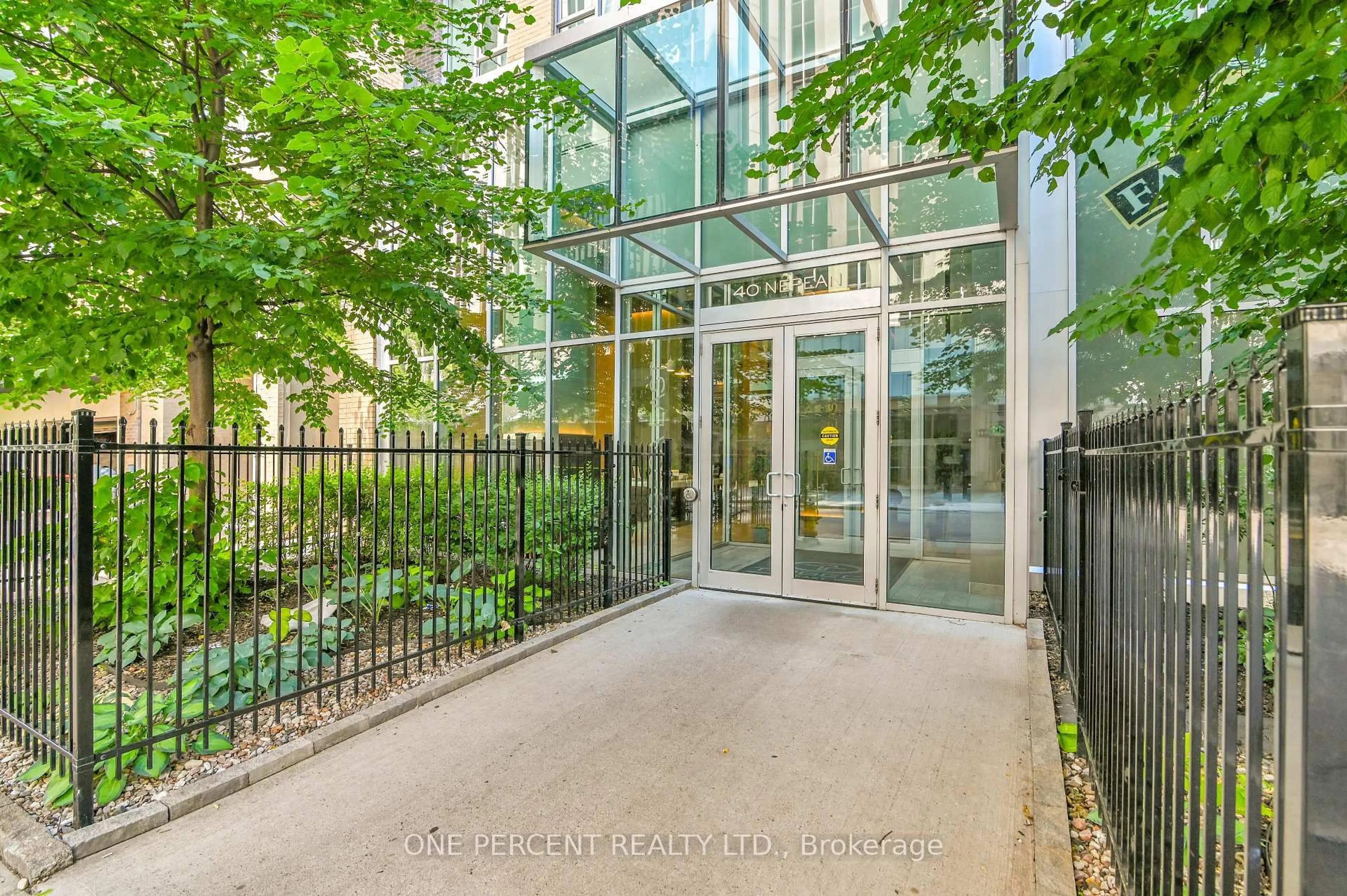 Indoor foyer for 40 Nepean St #1905, Ottawa Ontario K2P 0X5