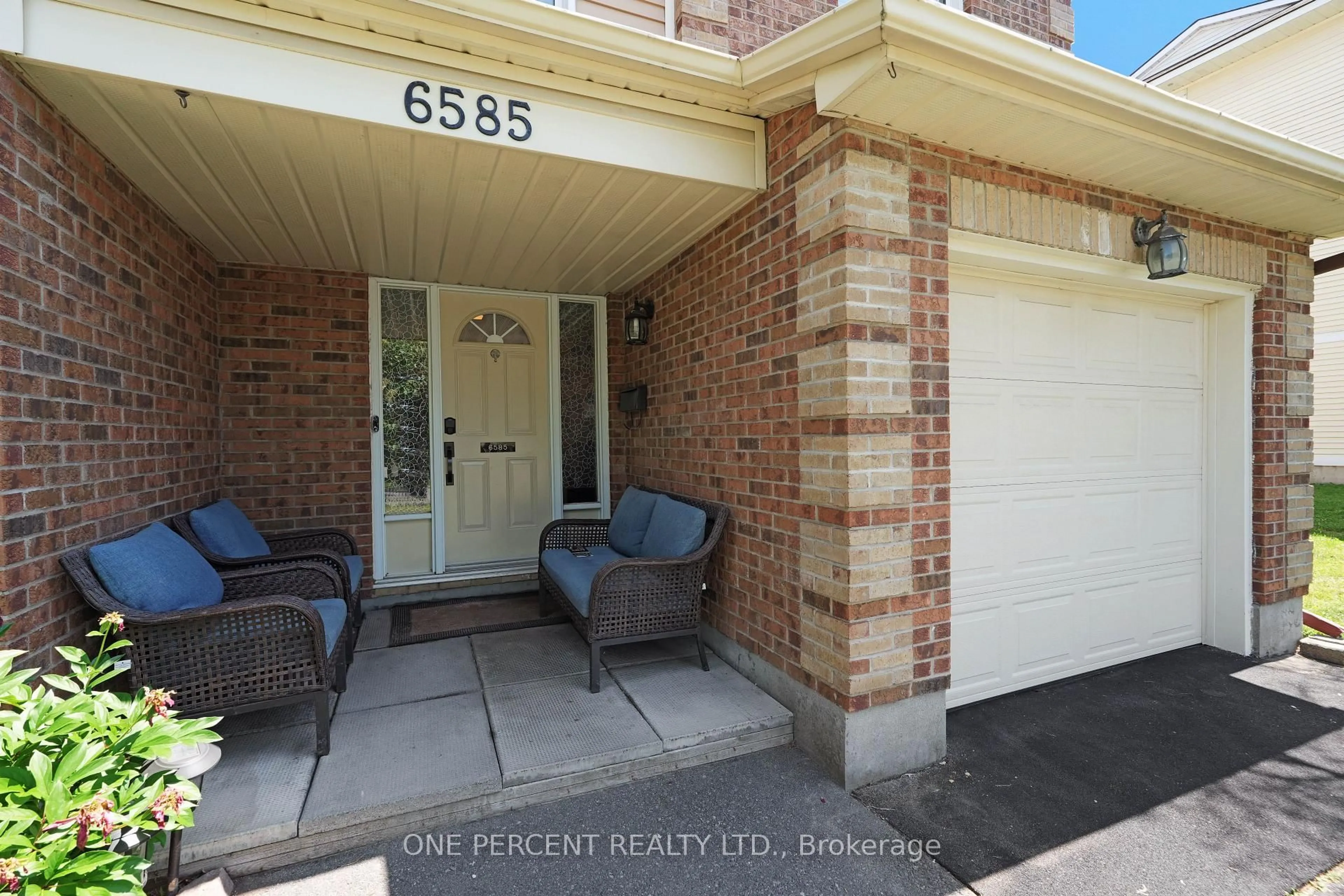 Indoor entryway for 6585 Bilberry Dr #6585, Ottawa Ontario K1C 4N4