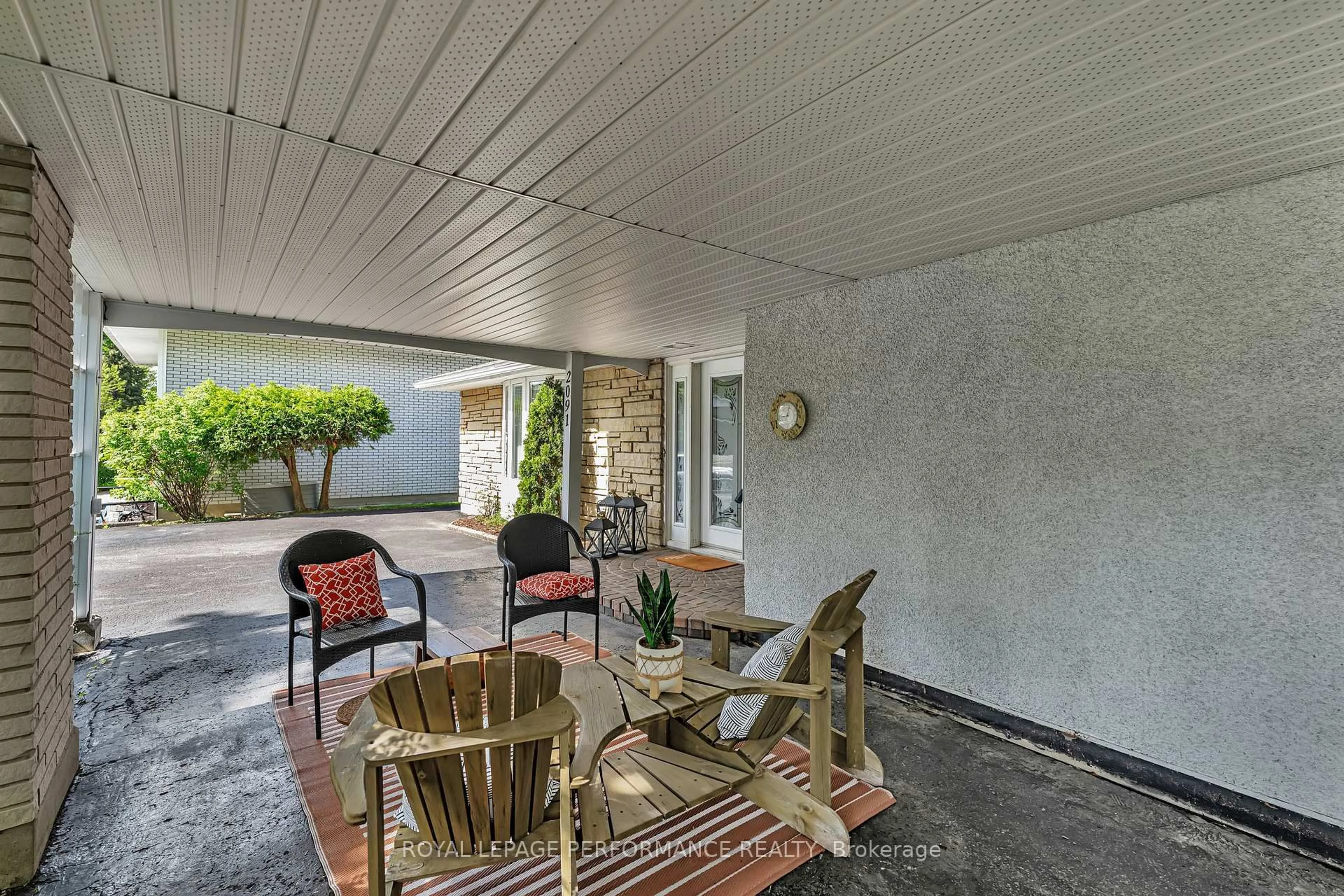 Patio, street for 2091 Tawney Rd, Ottawa Ontario K1G 1B9