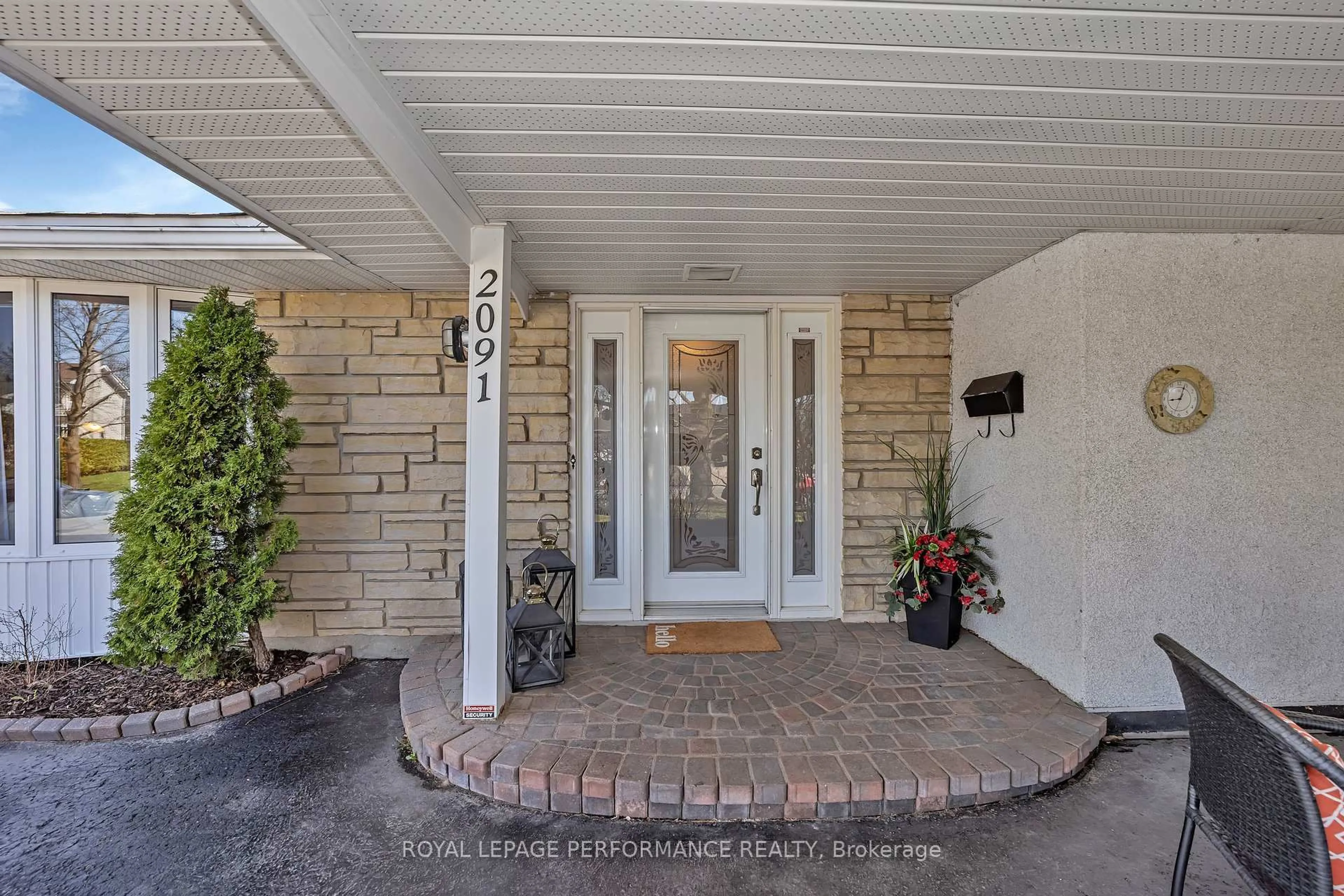 Indoor entryway for 2091 Tawney Rd, Ottawa Ontario K1G 1B9